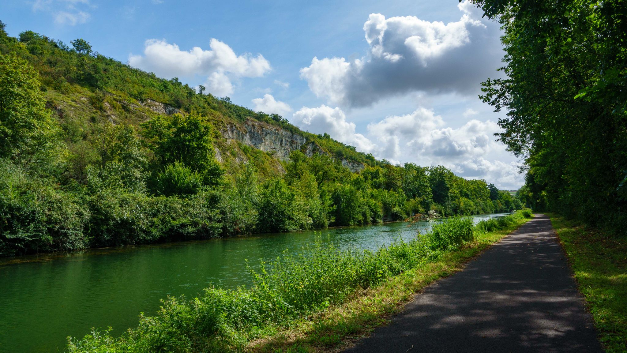 Piste cyclable le long du Canal Latéral de la Marne