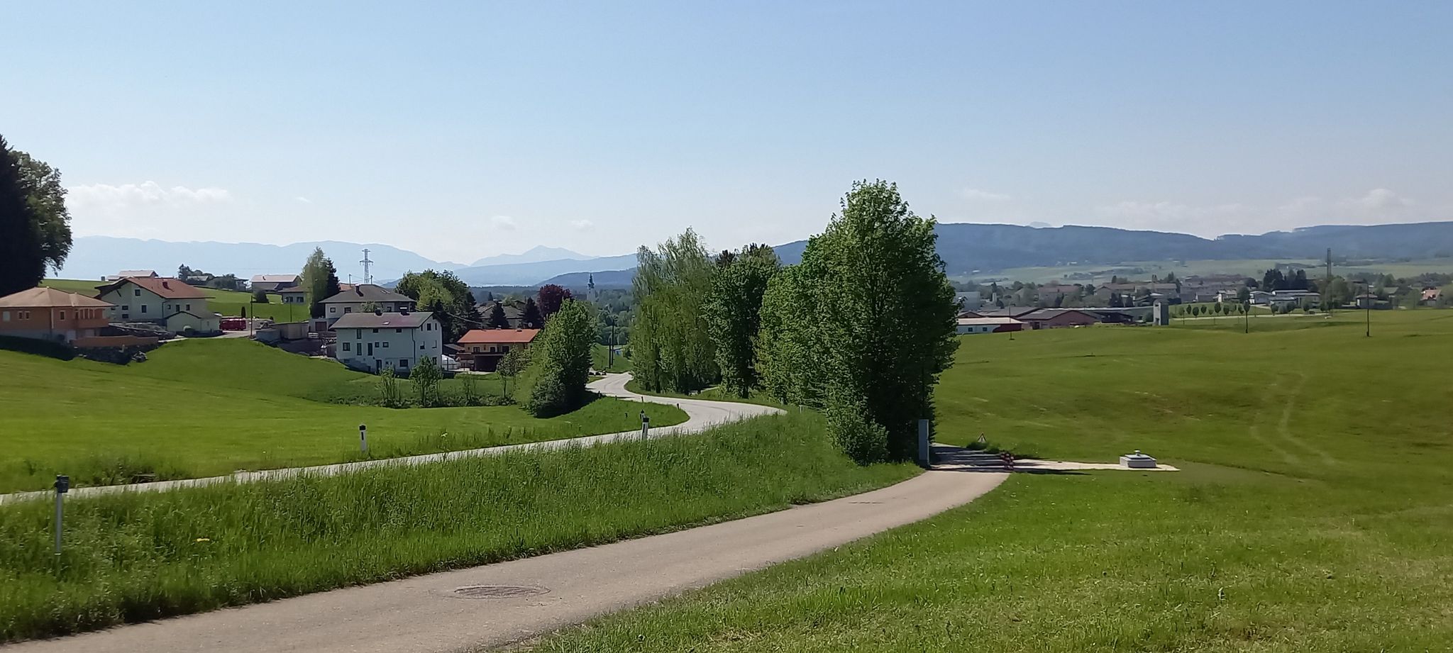letzter Blick zurück nach Frankenmarkt und den Bergen im Hintergrund