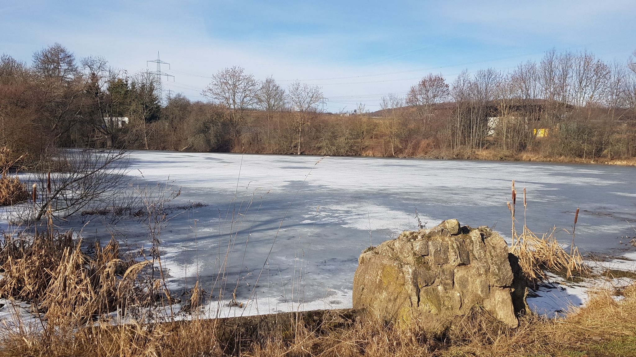 Ein keiner überfrorener Teich am Ortseingang von Köttendorf