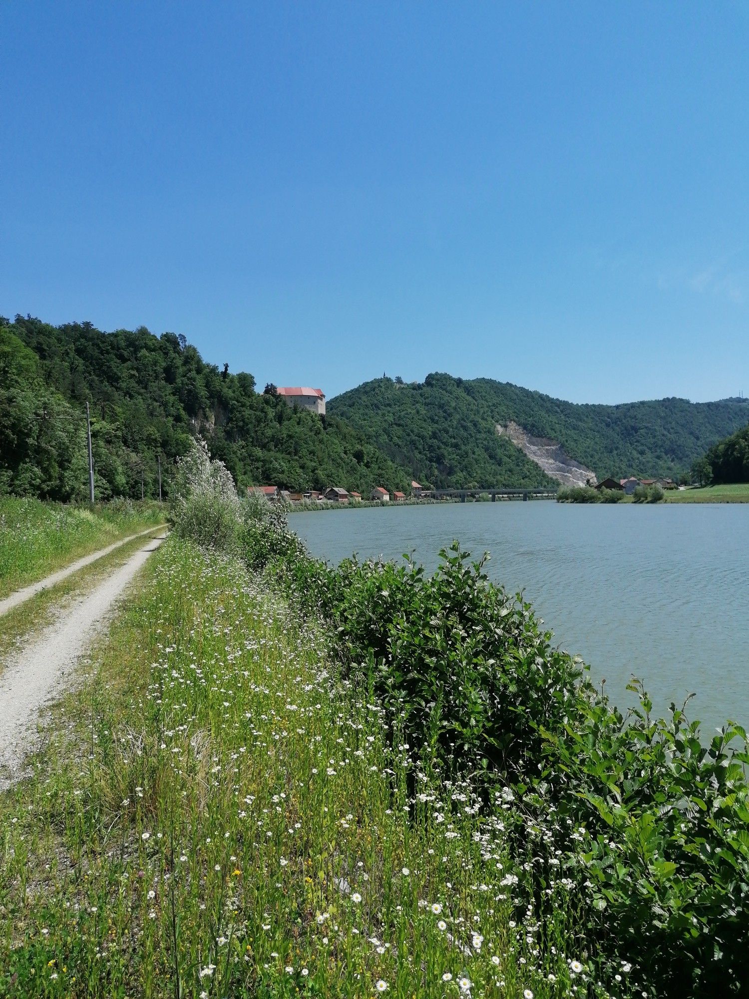 Brestaniški grad, levo. 