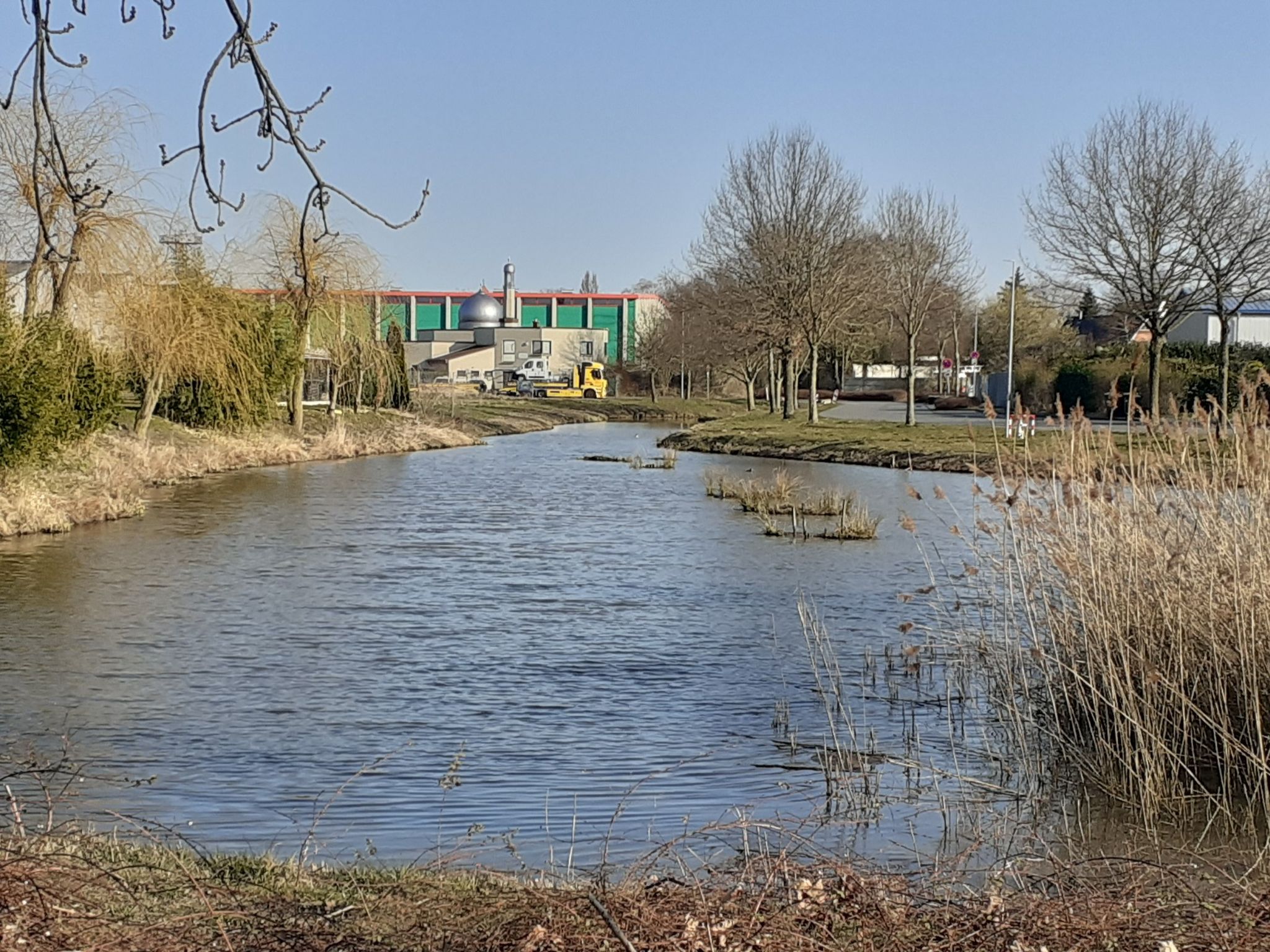Moschee am Teich im Industriegebiet