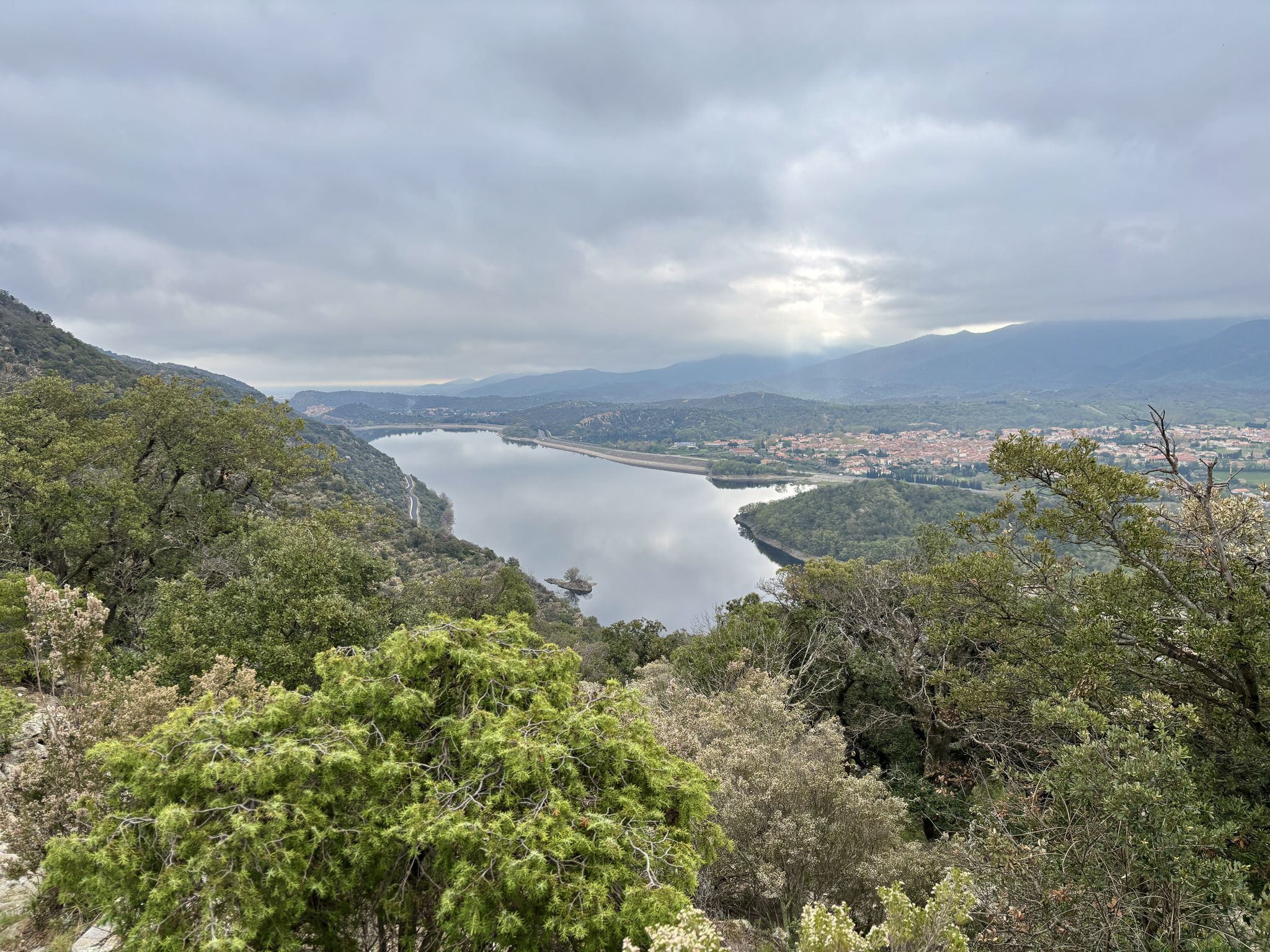 Vue sur le plan d'eau du barrage de Vinça