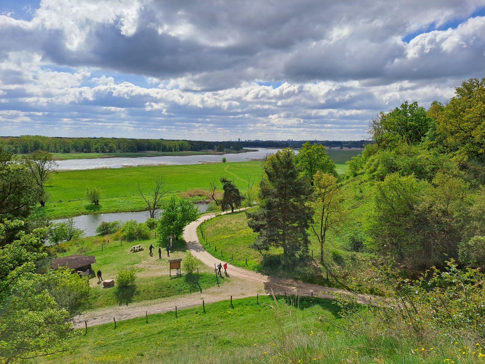 Blick von den Lebuser Oderbergen mit Frankfurt in der Ferne