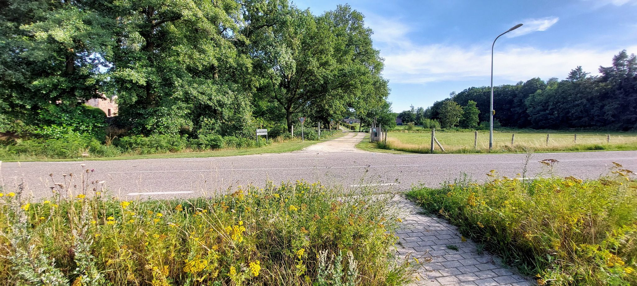 Op Komoot leek het mogelijk om rondom de kasteelruïne te gaan; maar westzijde is verboden toegang; route aangepast