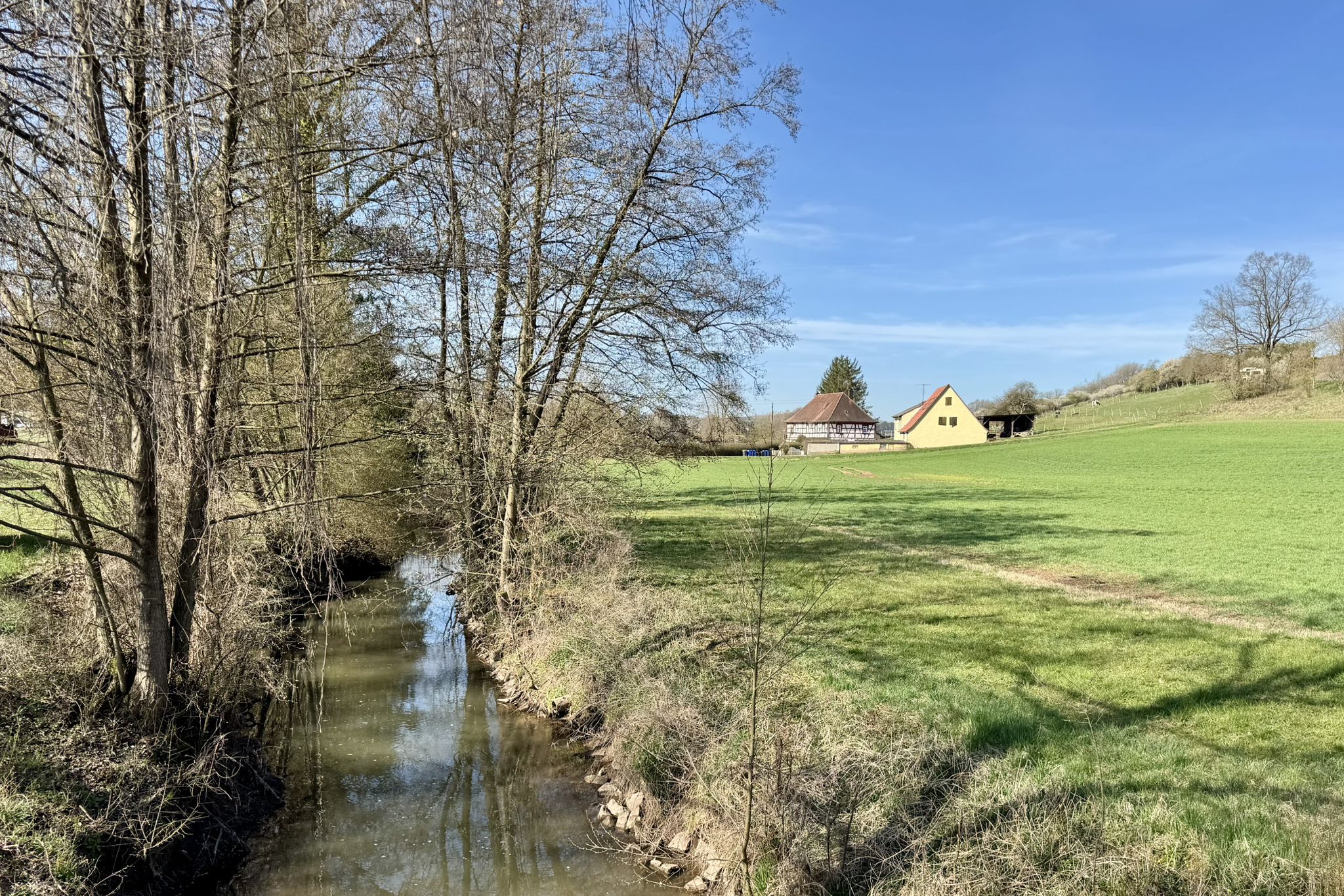 Blick entlang der Haslach zur ehemaligen Mühle