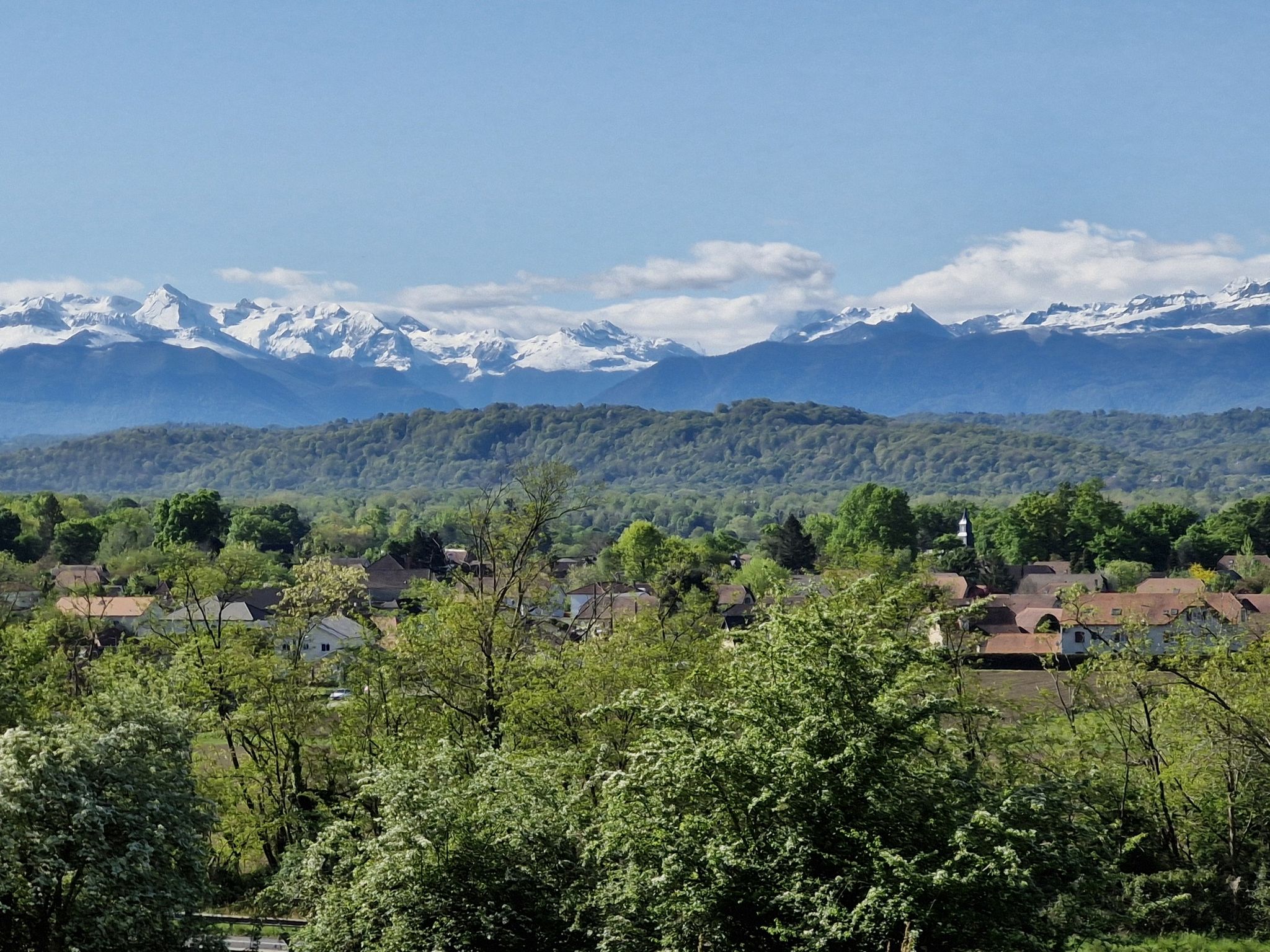Mon village devant les Pyrénées enneigées.