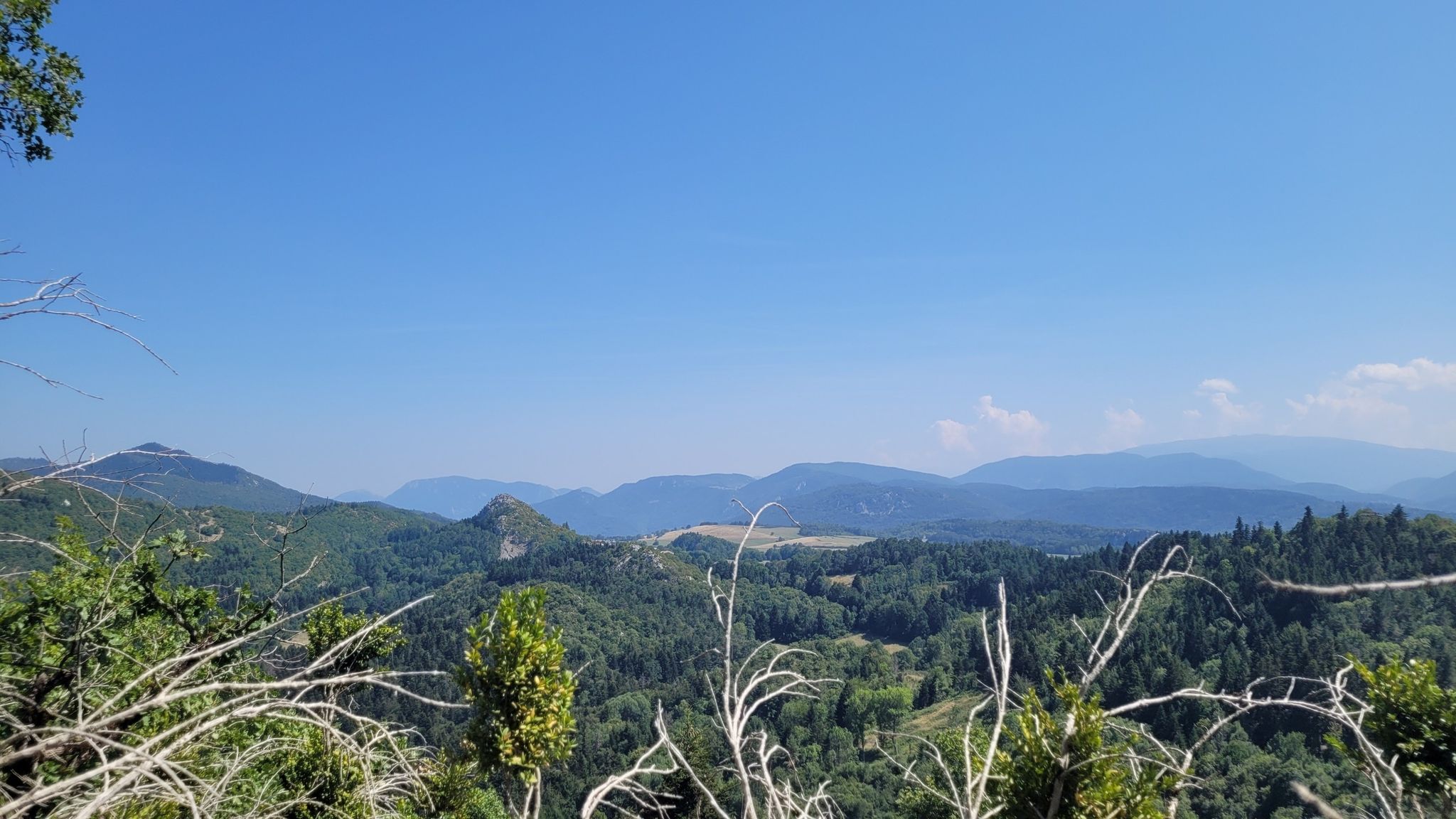 Vue panoramique sur le plateau et les montagnes du Pays de Sault