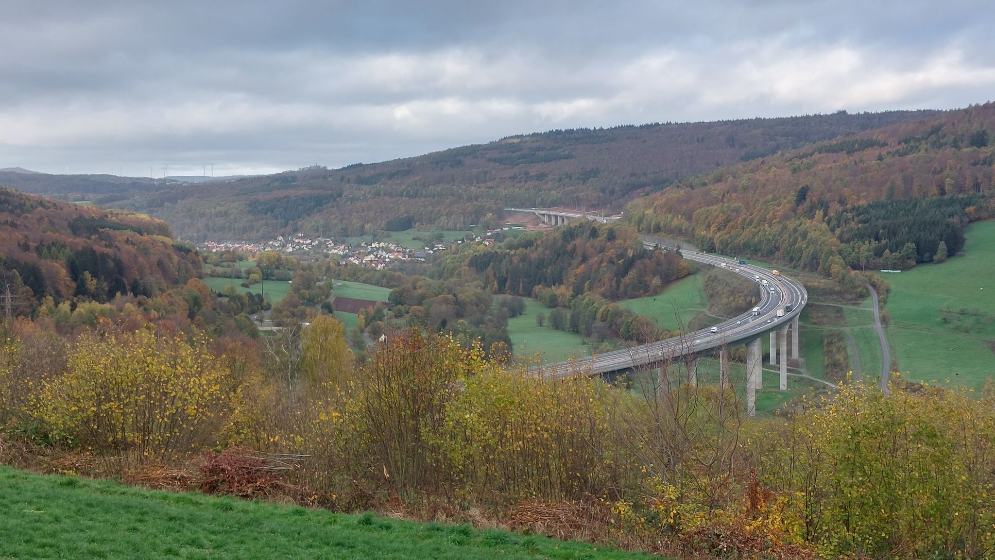 Blick ins Sinntal und die A7