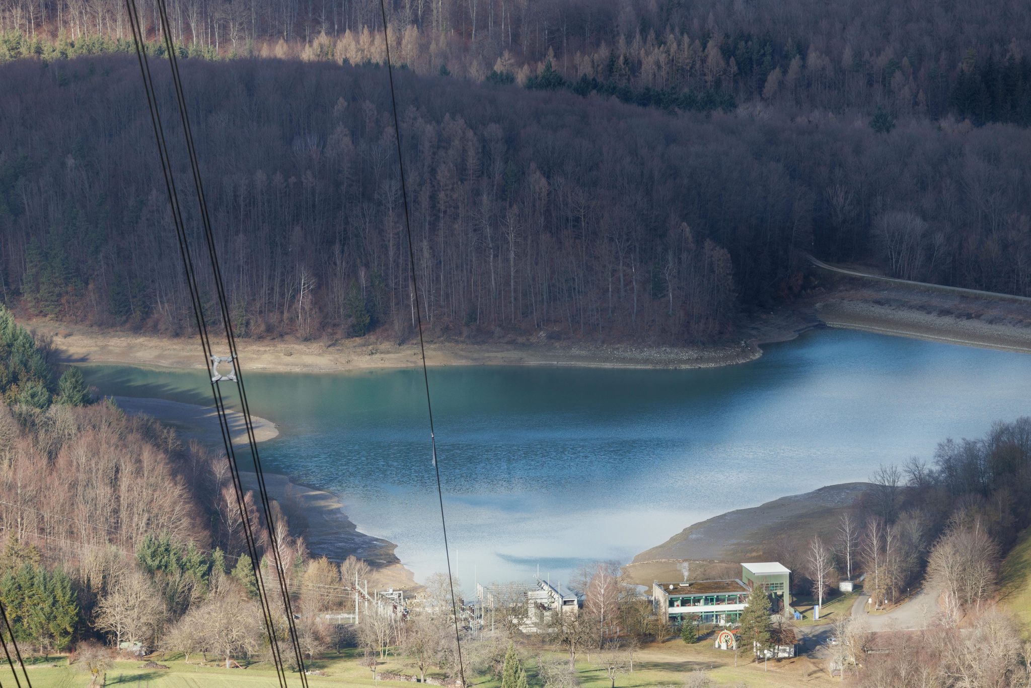 Blick auf den Stausee von oben, im Vordergrund das EnBw Wasserwerk.