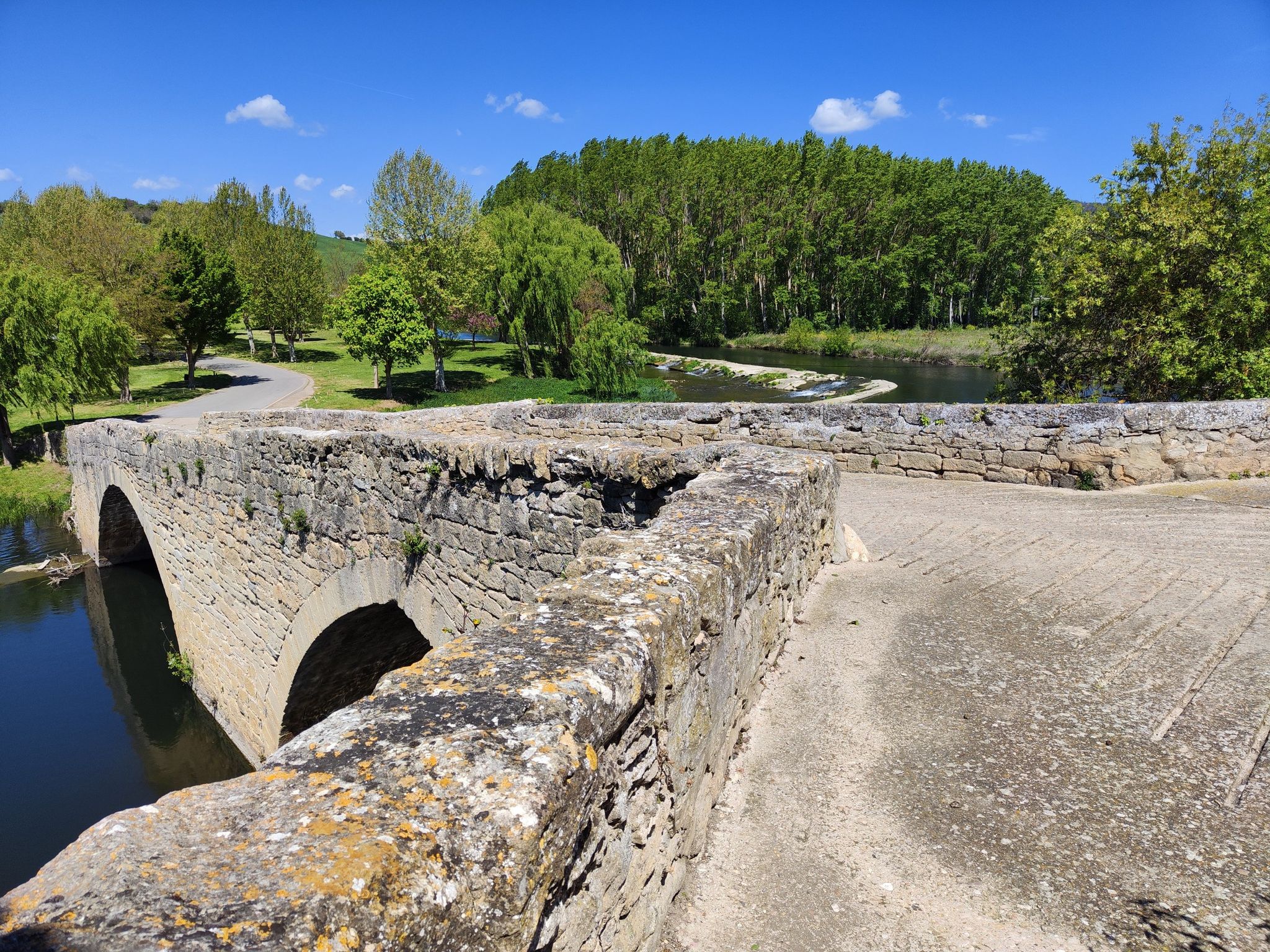Puente y recodo del río Zadorra en la Puebla de Arganzón