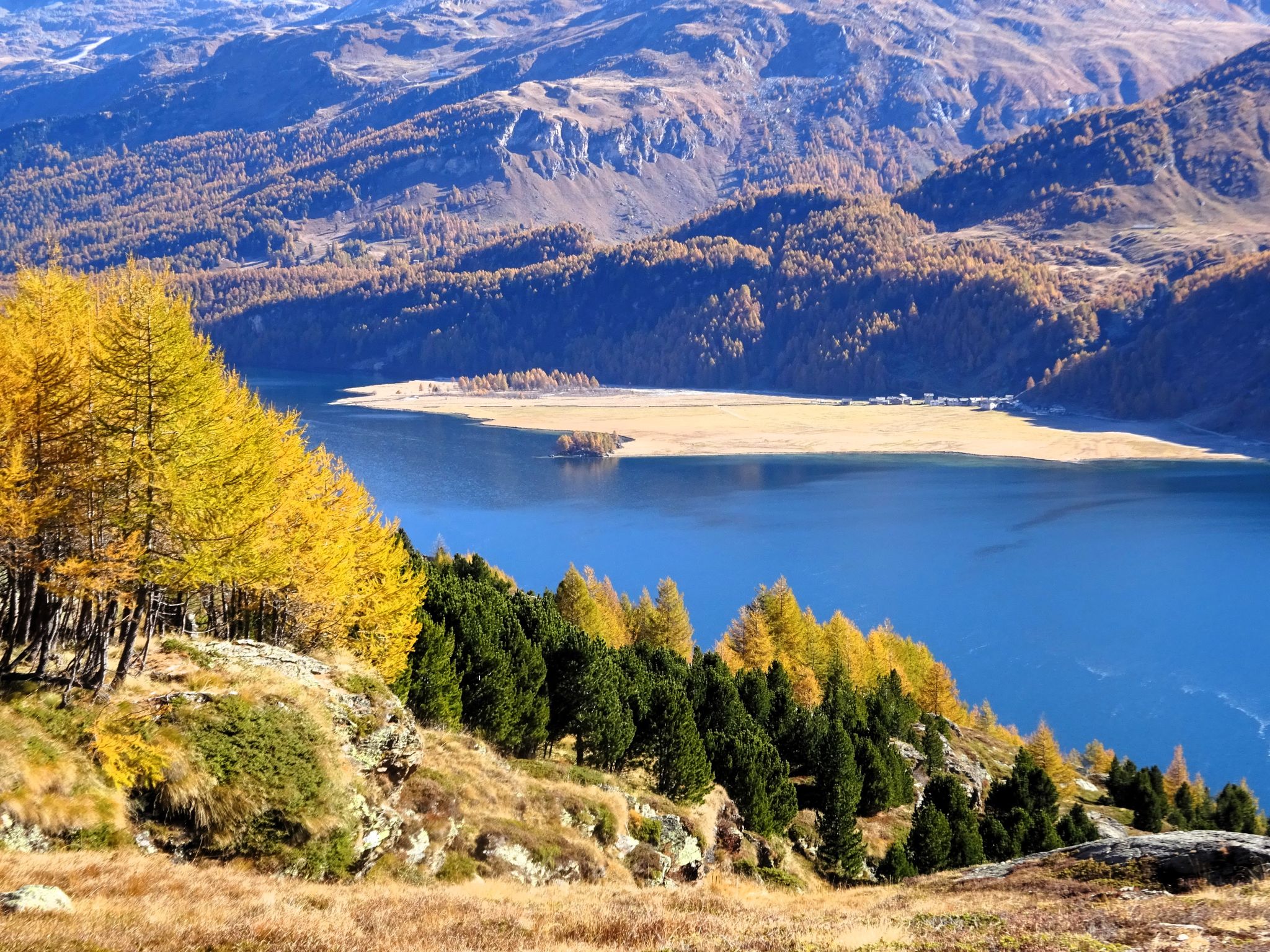 Tolle Farbspiele in der Höhe über dem Silsersee.