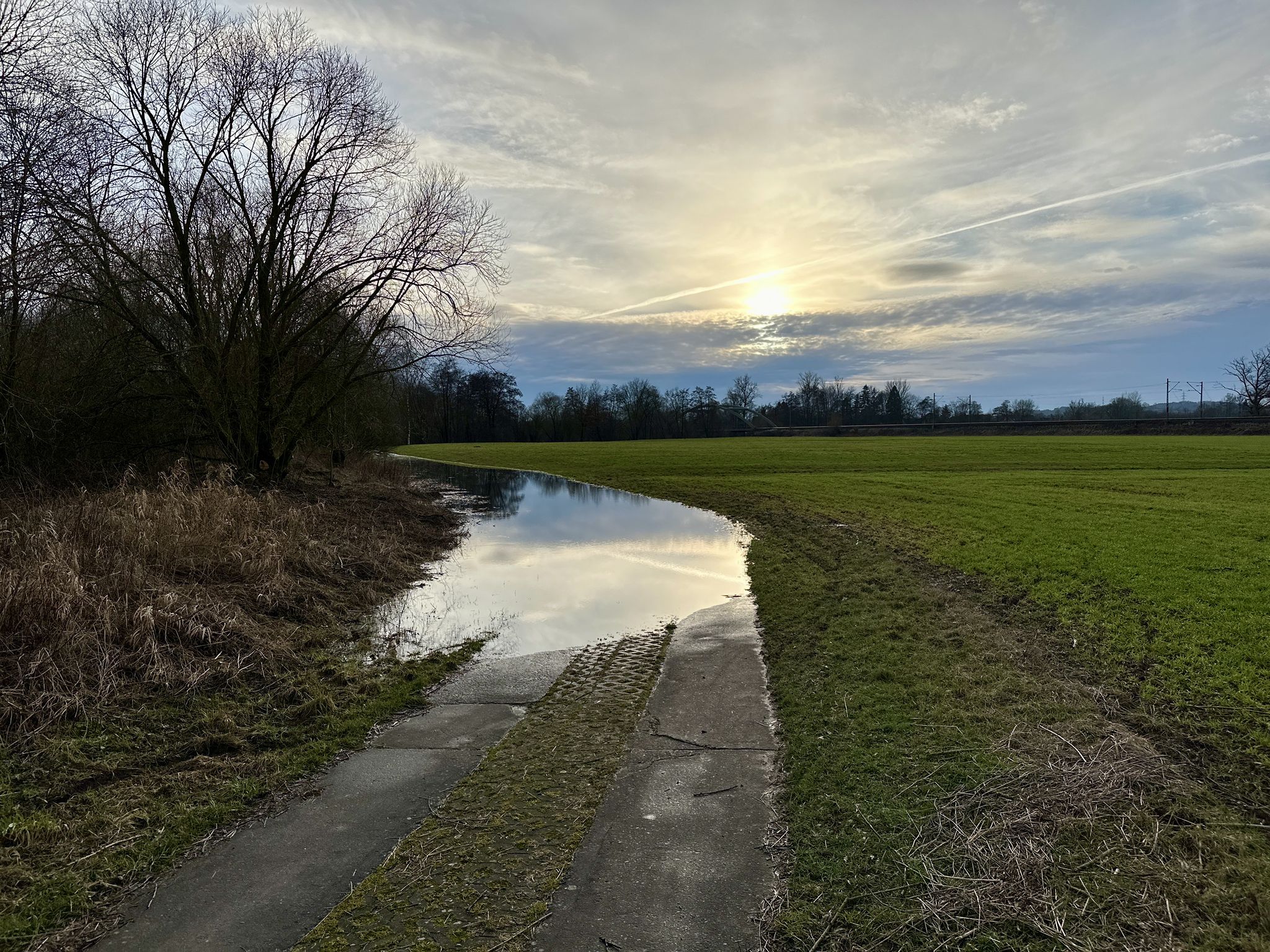Kein Problem, da lässt sichs gut durchfahren - und schwupp war ich mit beiden Füßen im Wasser 💦