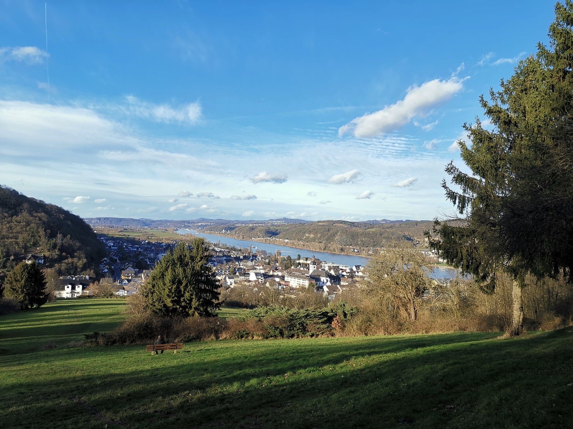 Mitten am Rhein Aussichtspunkt – Blick auf Burg Rheineck Runde von Bad ...