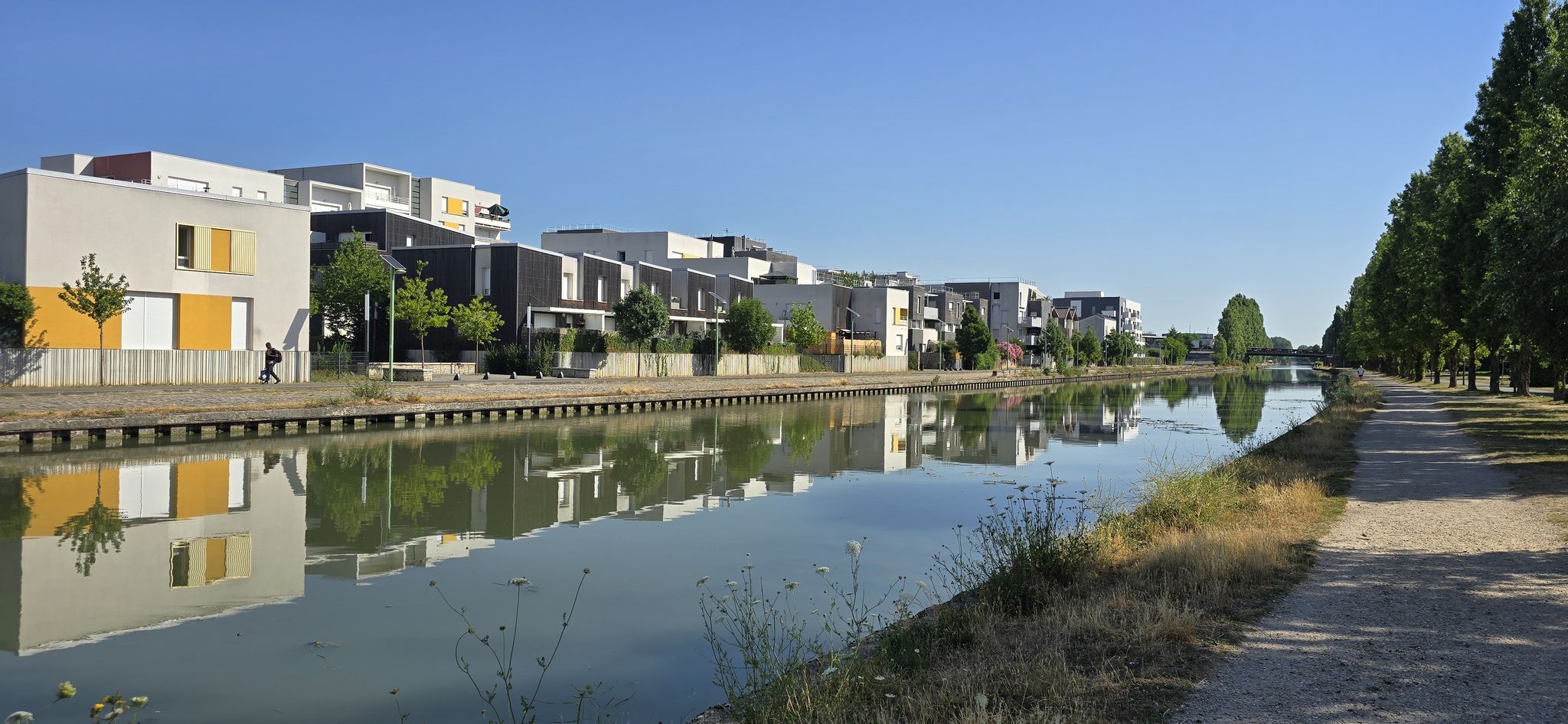 Canal de l'Ourcq. Ensemble urbain. Bondy. 93.