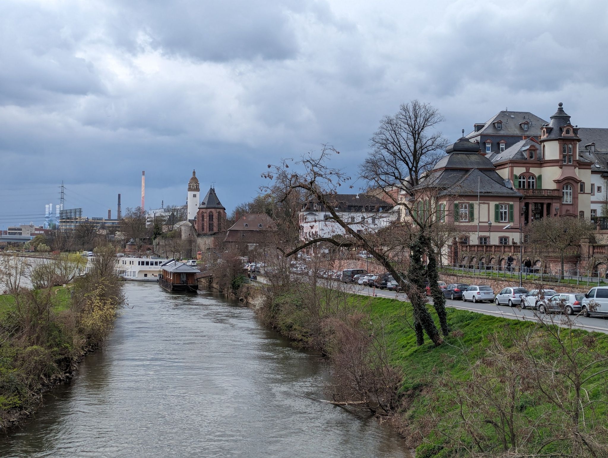 Hier fließt die Nidda in den Main bei Frankfurt-Höchst