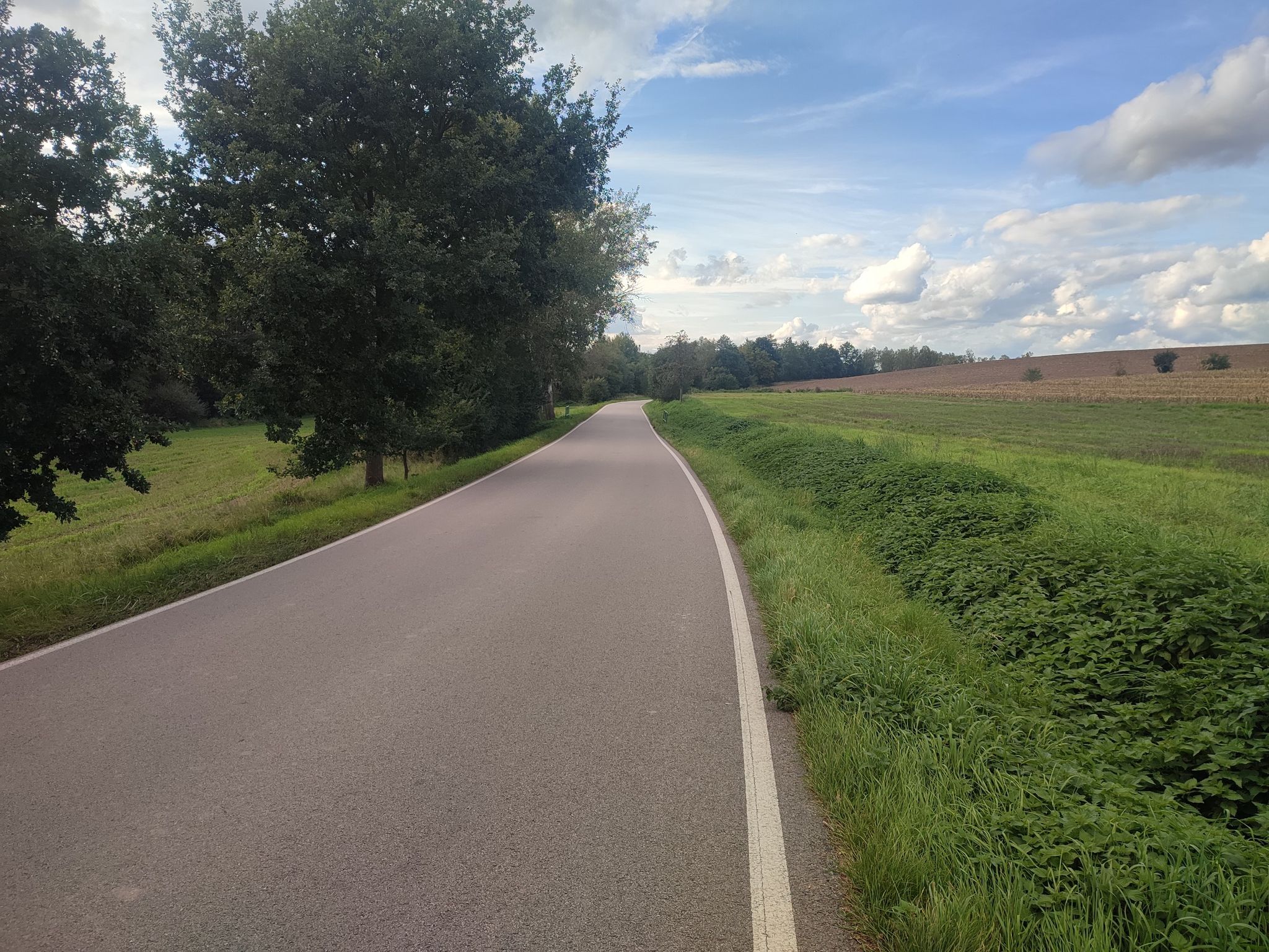 Einfahrt nach Benesov, kleine Straße, Radroute 0069