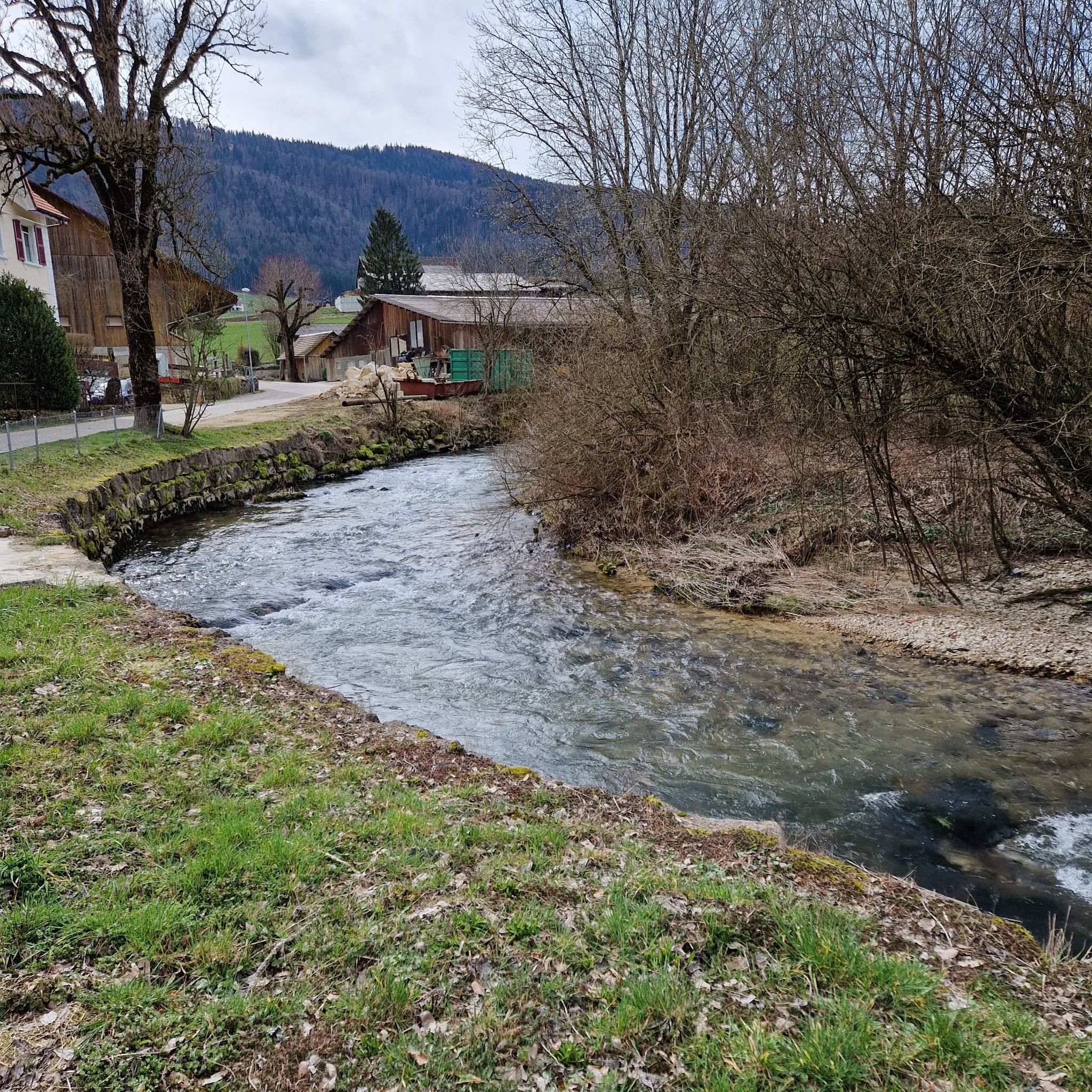 traversée rapide du village de cormoret pour atteindre l'autre versant du vallon