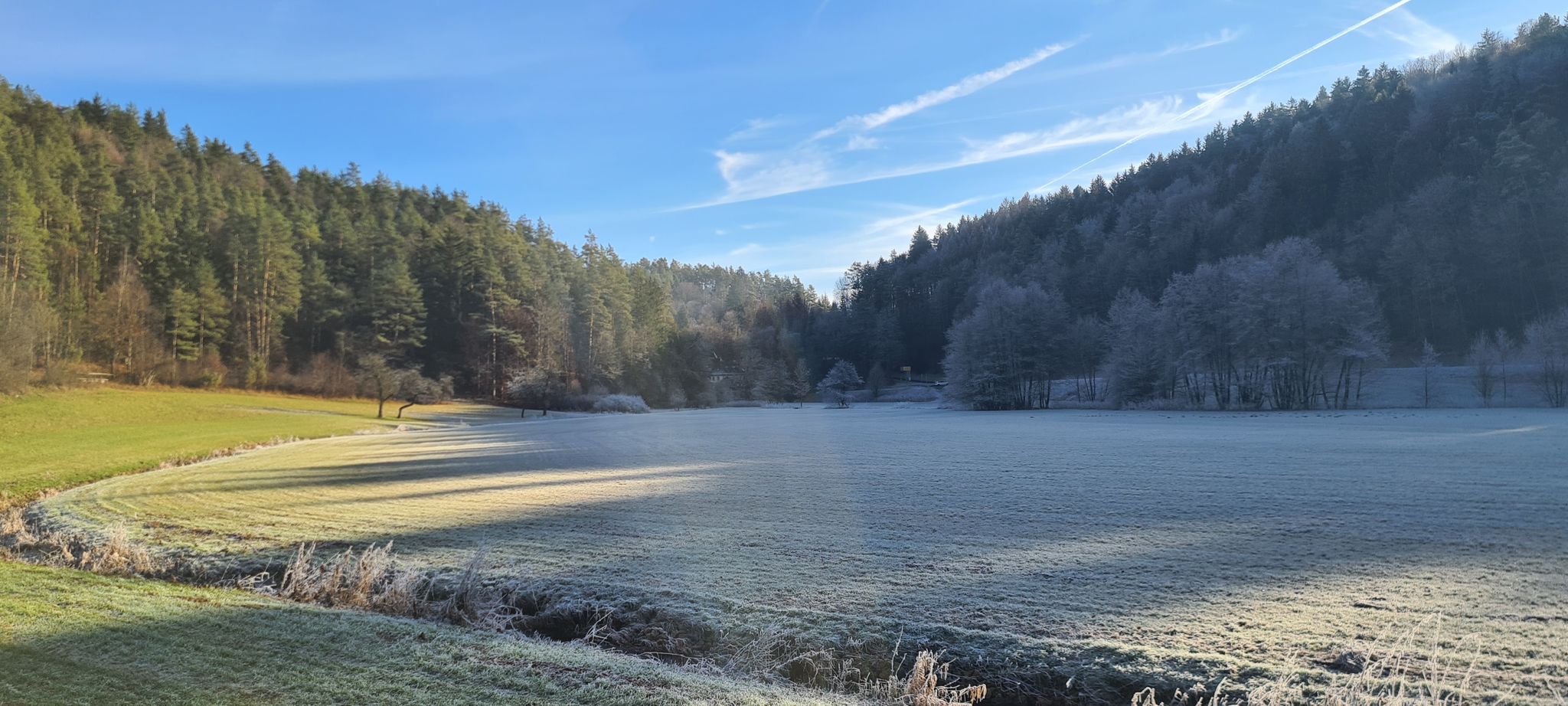 Zwei-Jahreszeiten-Blick, rechts: saukalt, links: Jacke auf