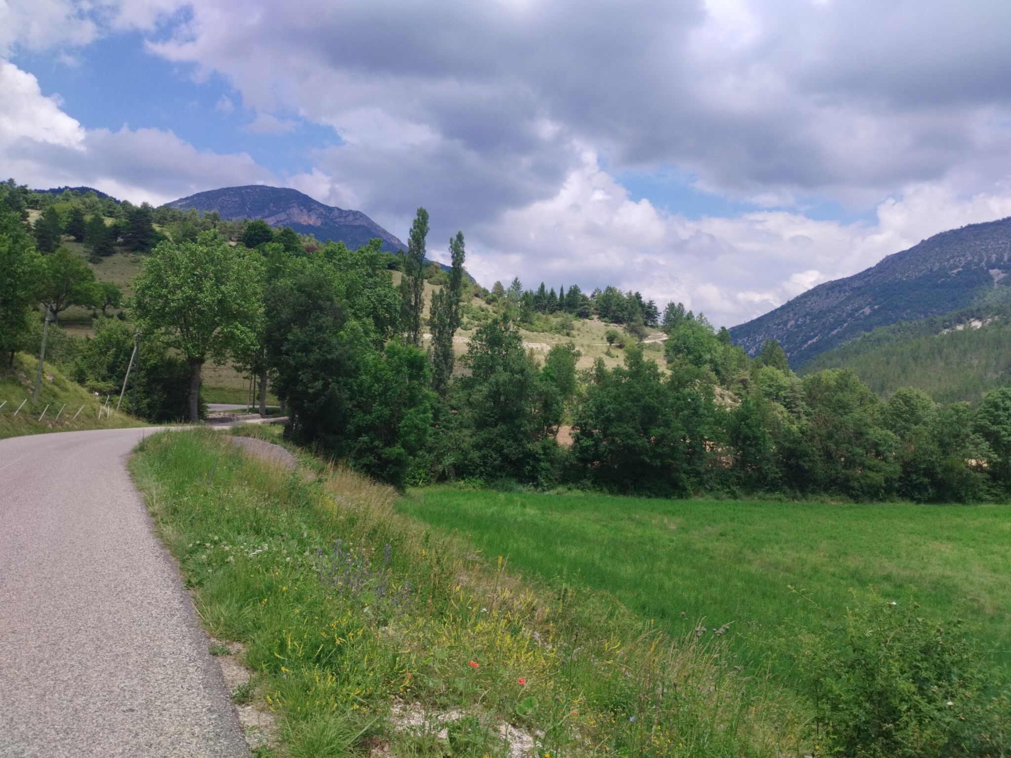 D135, Abfahrt im Tal der Roanne