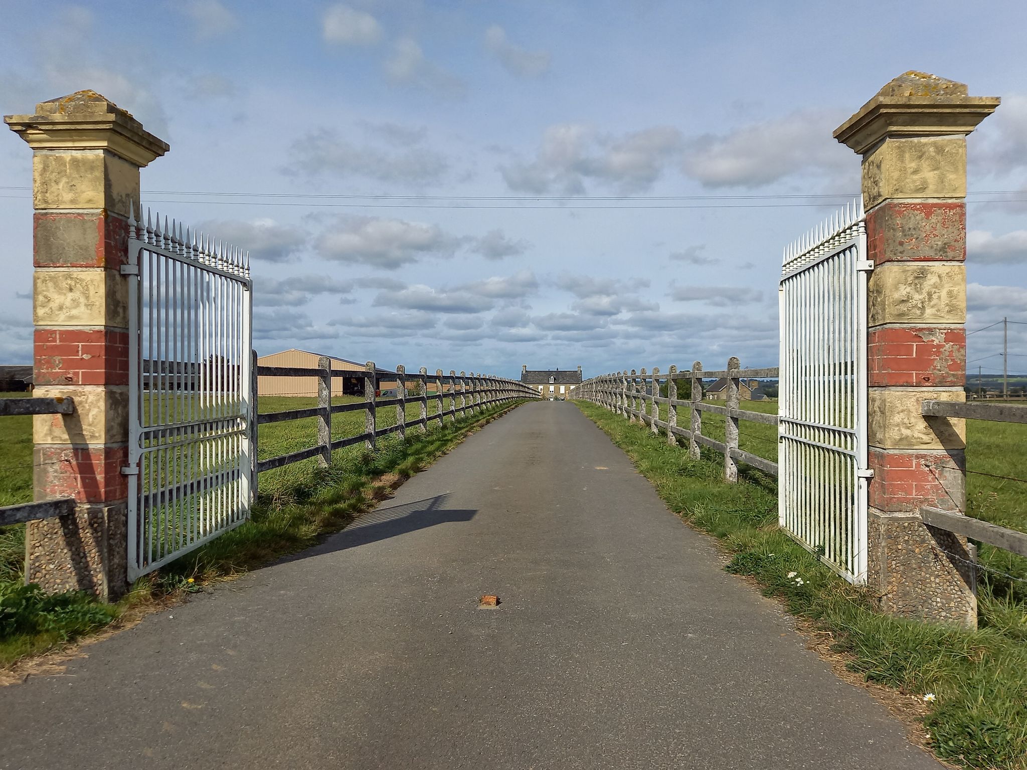 Ein Haus mit sehr laaaanger Einfahrt in der Normandie