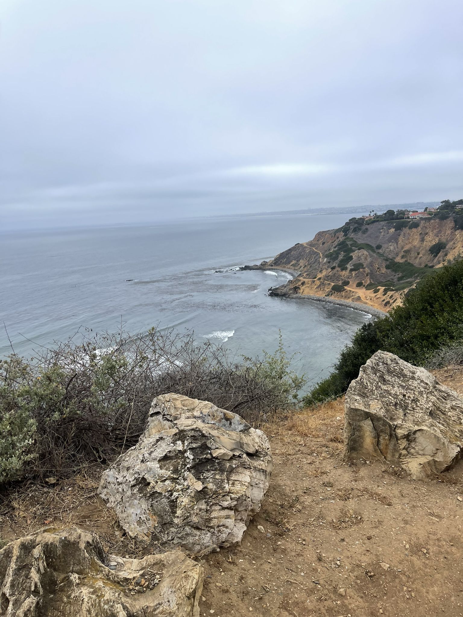 Overcast view of large rocks overlooking steep cliffs and the ocean. - Bluff Cove – Via Del Monte Climb loop from Palos Verdes