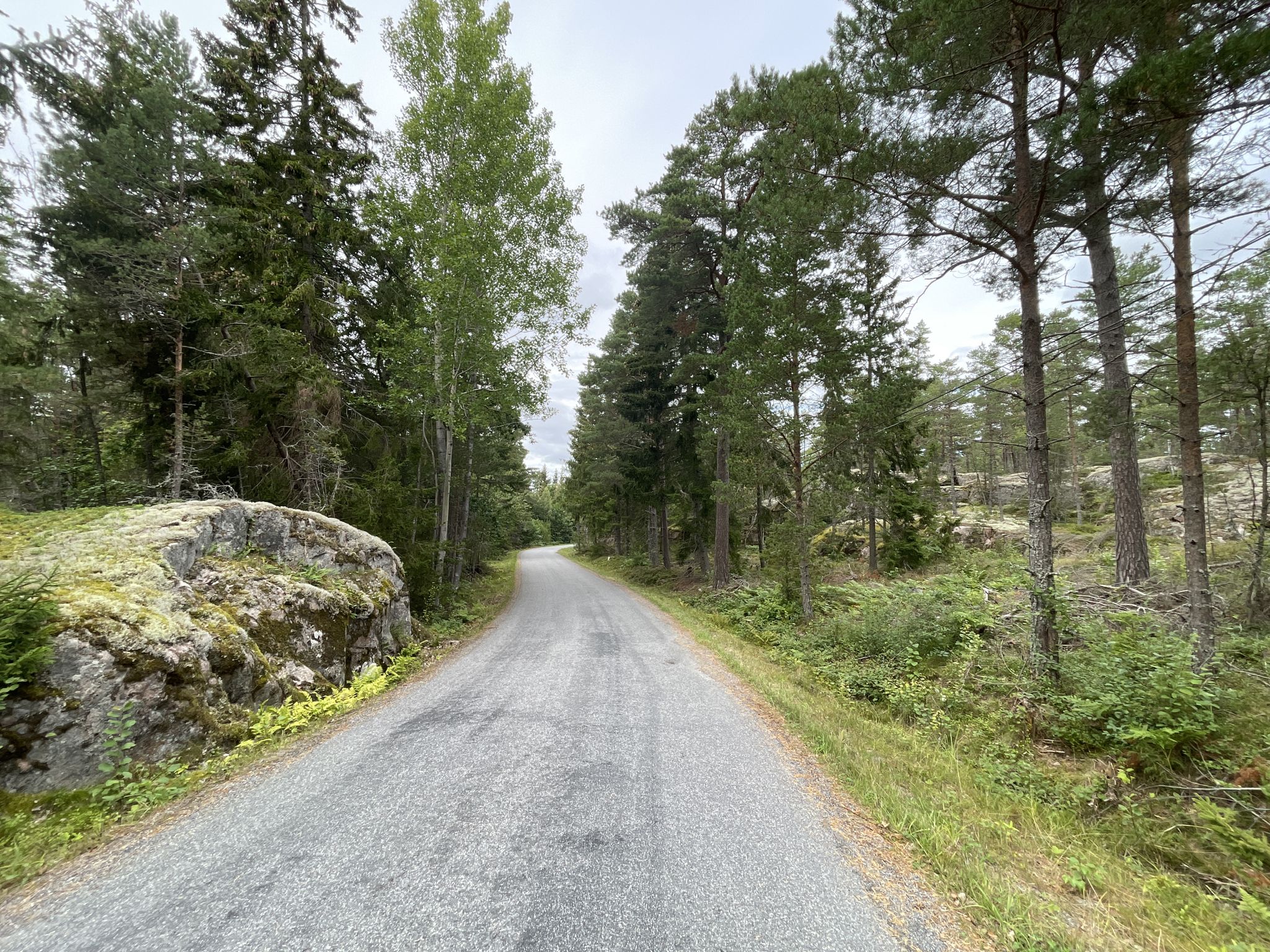 es gibt auch schmale ruhige Straßen, aber Fernradwege fehlen