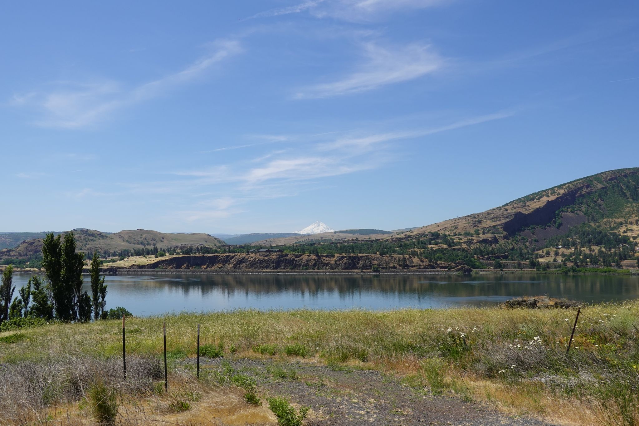 Expansive lake with distant snow-capped mountain under a bright blue sky. - Bridge of the Gods to The Dalles Bridge Century Ride