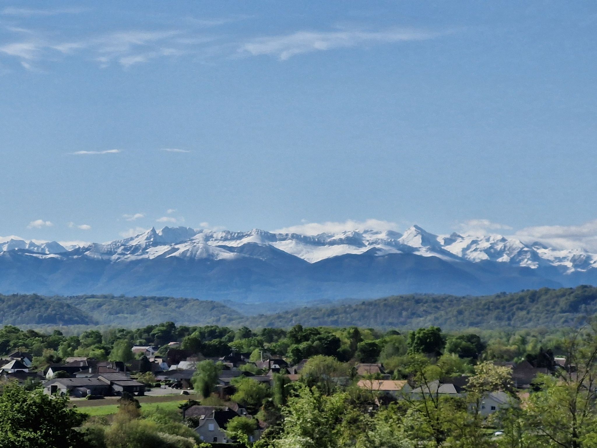 Une barrière haute de 3000m devant Poey de Lescar à 165m
