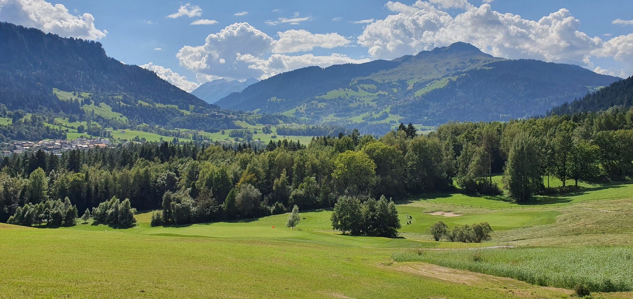 hier liegt ein grosser Golfplatz