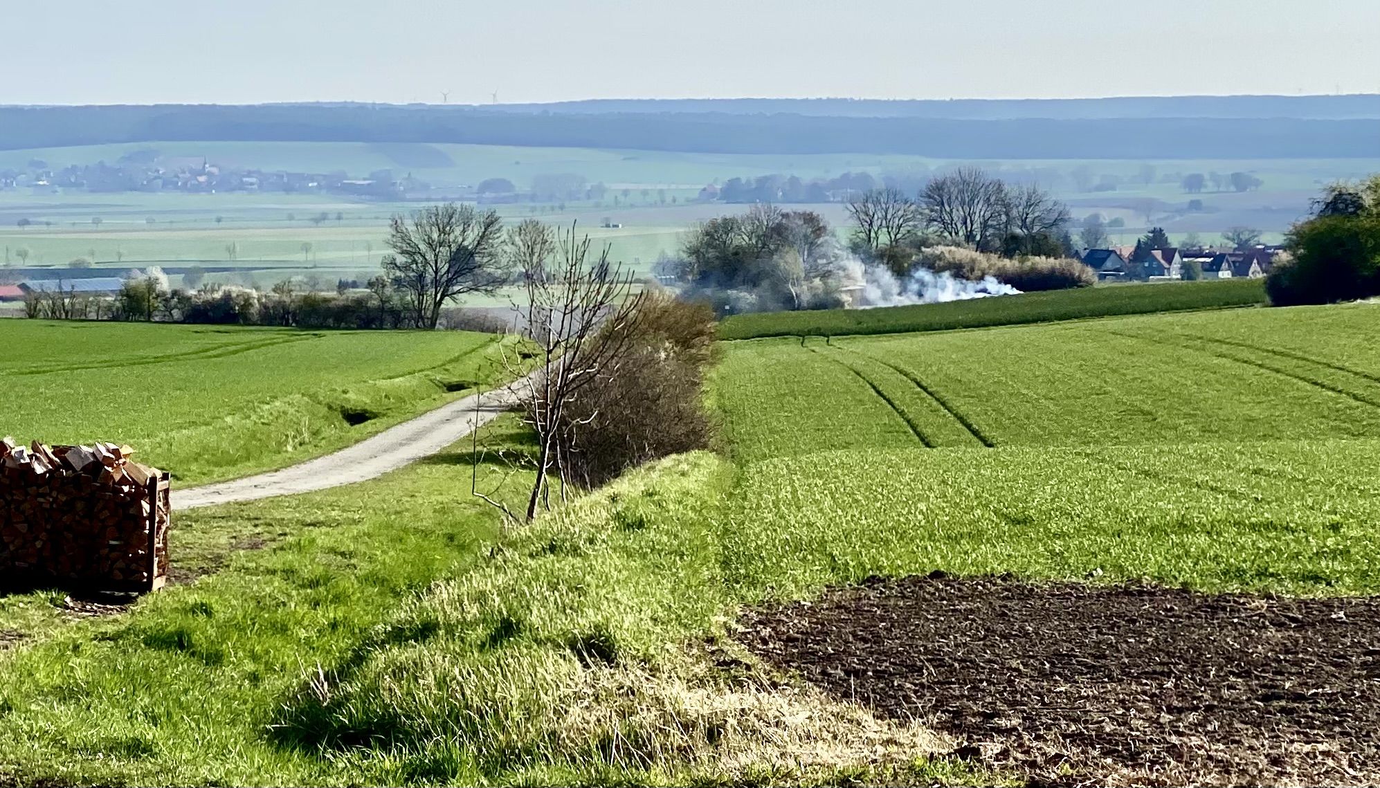 Osterfeuer-Rest vor Sunstedt