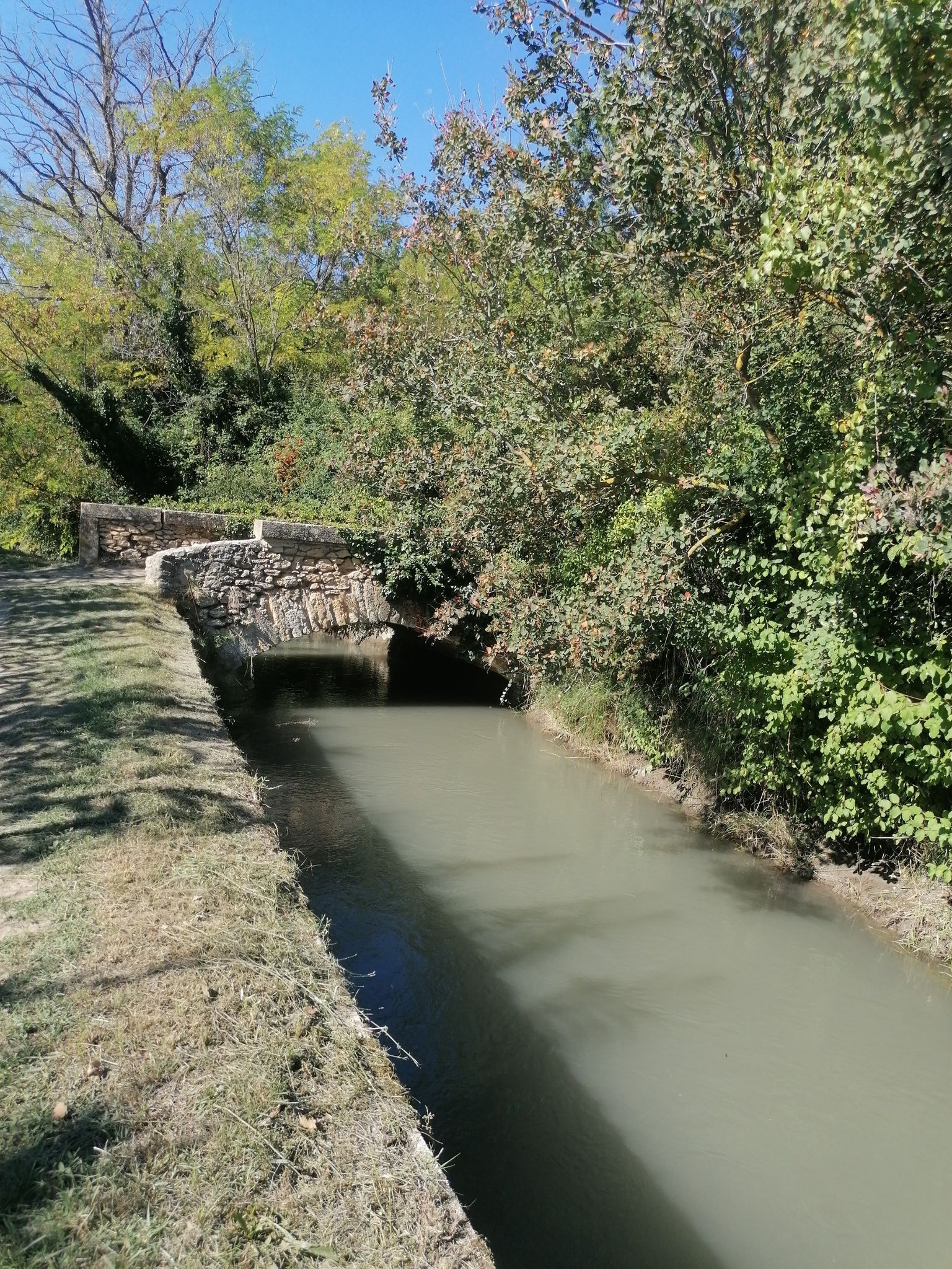 Vieux pont sur le canal de Cadenet