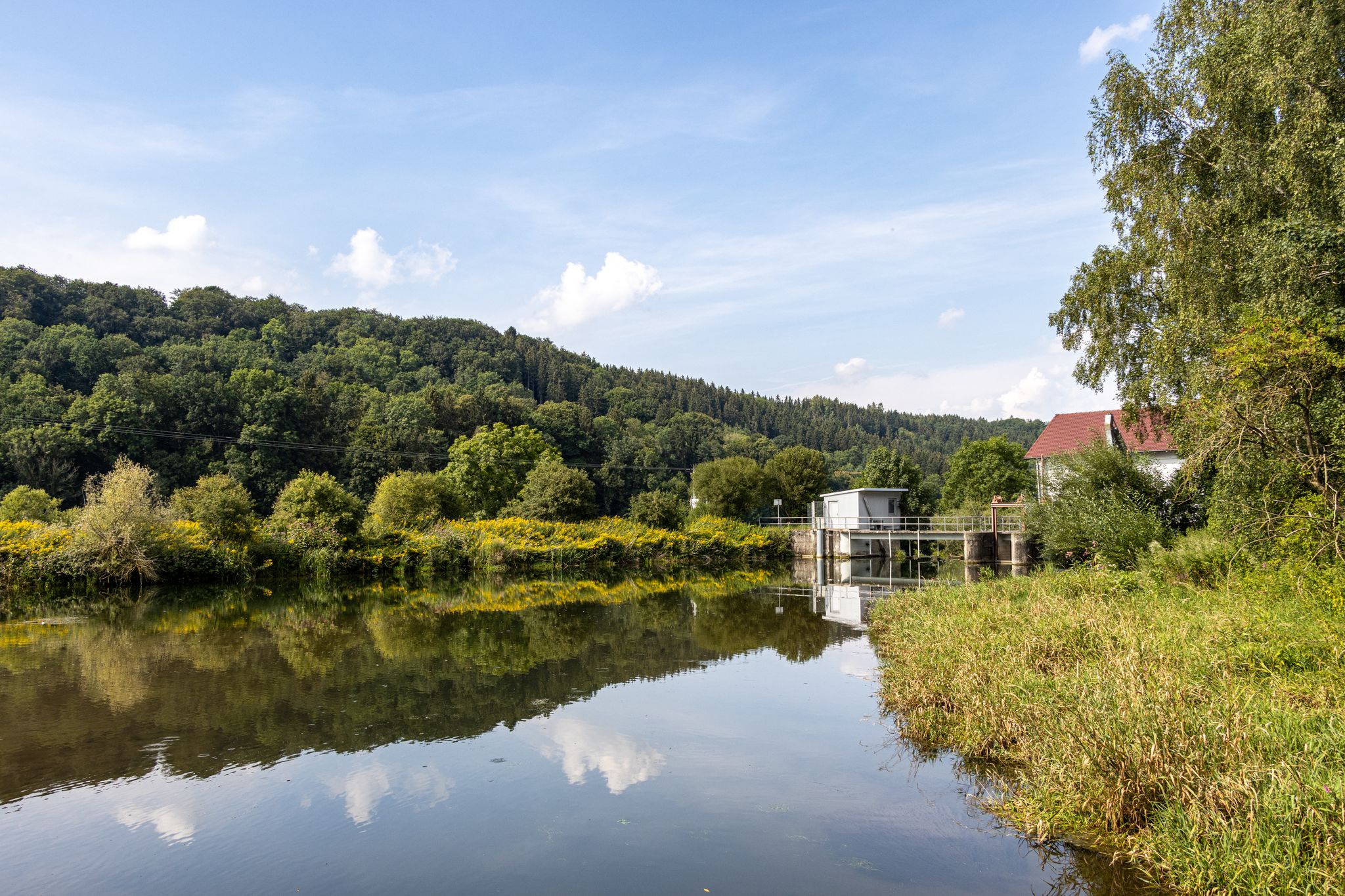 Einmündung Flossach in Mindel mit Wasserkraftwerk und Fischtreppe