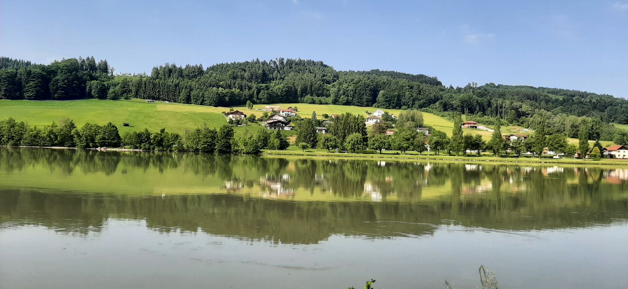 15 km an der Donau entlang,  in der Mitte ist die Grenze,  drüben Österreich