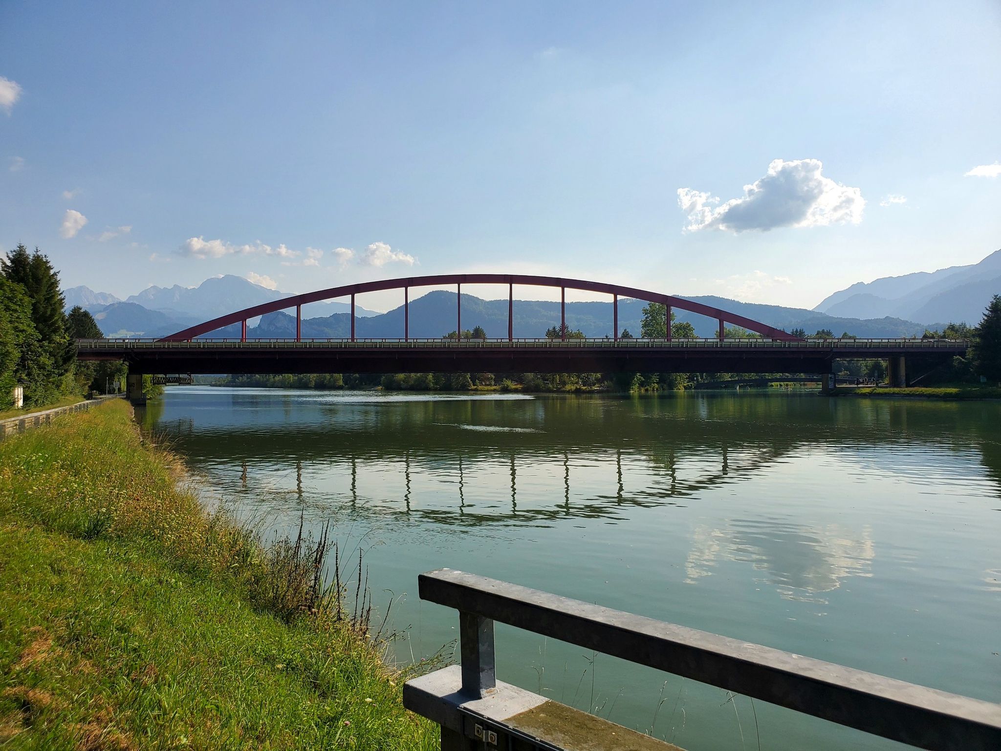 Rote-Arche-Brücke über die Salzach