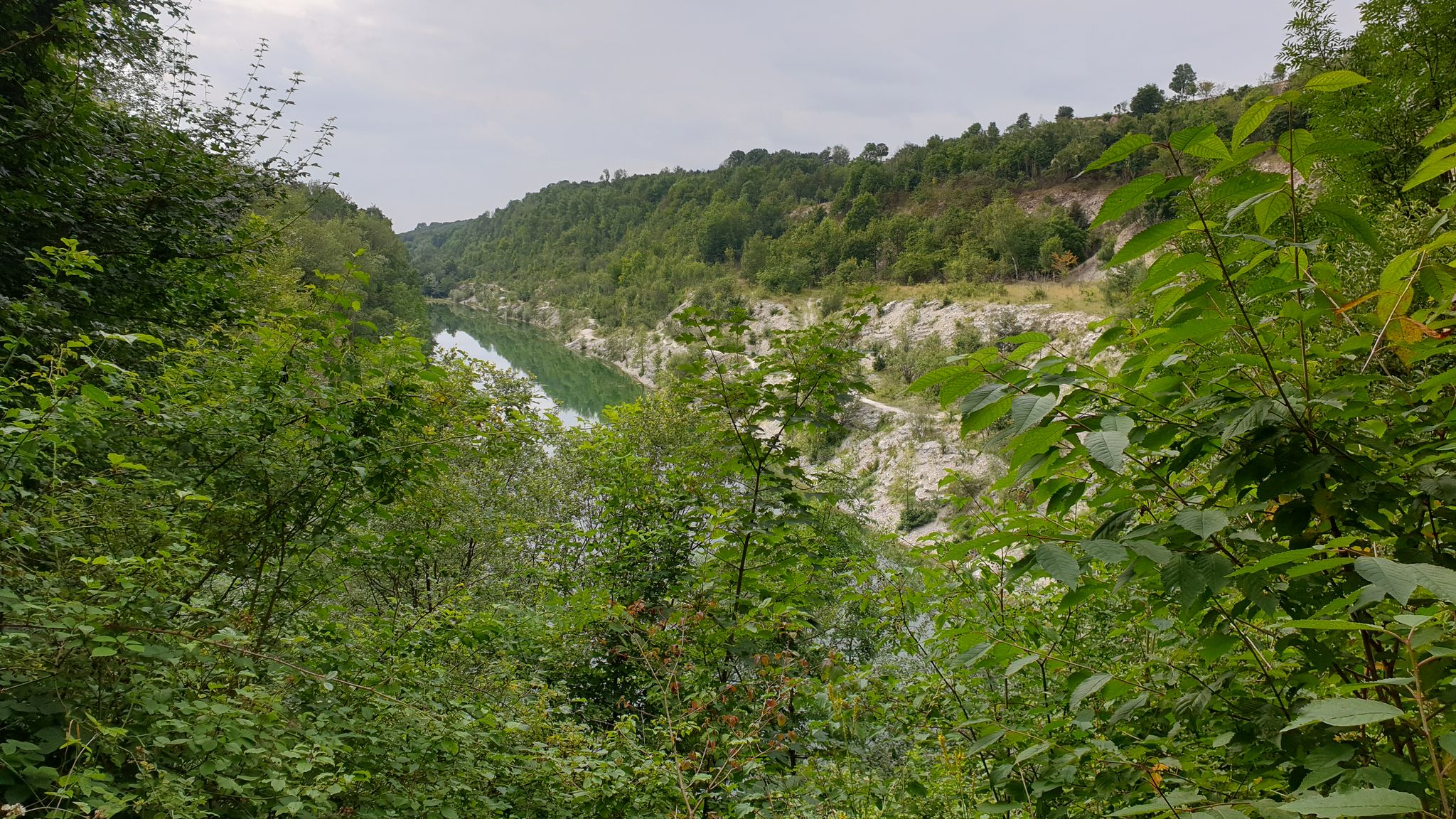 Ein paar Fußminuten vom Weg entfernt ist ein Canyon, der sich mit Wasser gefüllt hat.