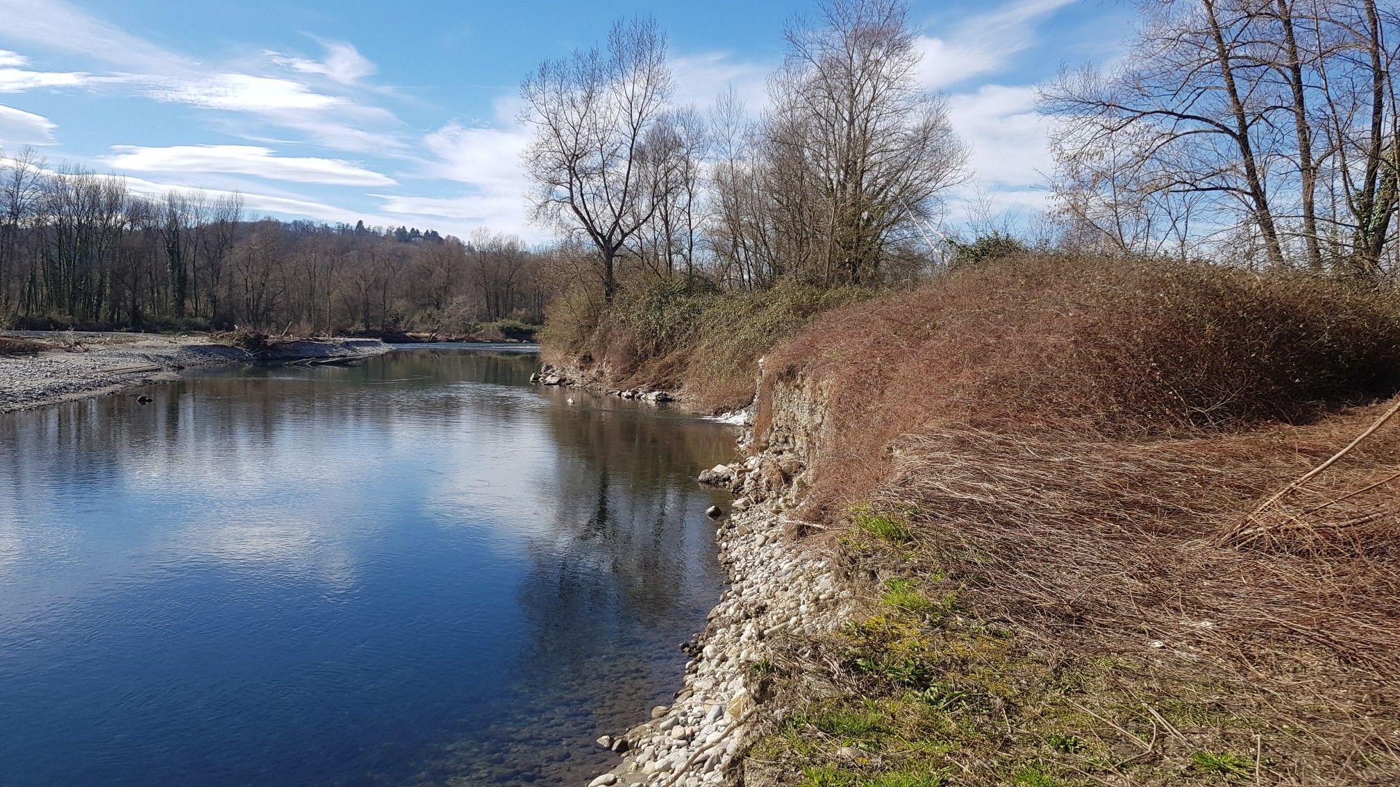 Mais là, on ne peut plus passer, la crue a emmené le chemin ....