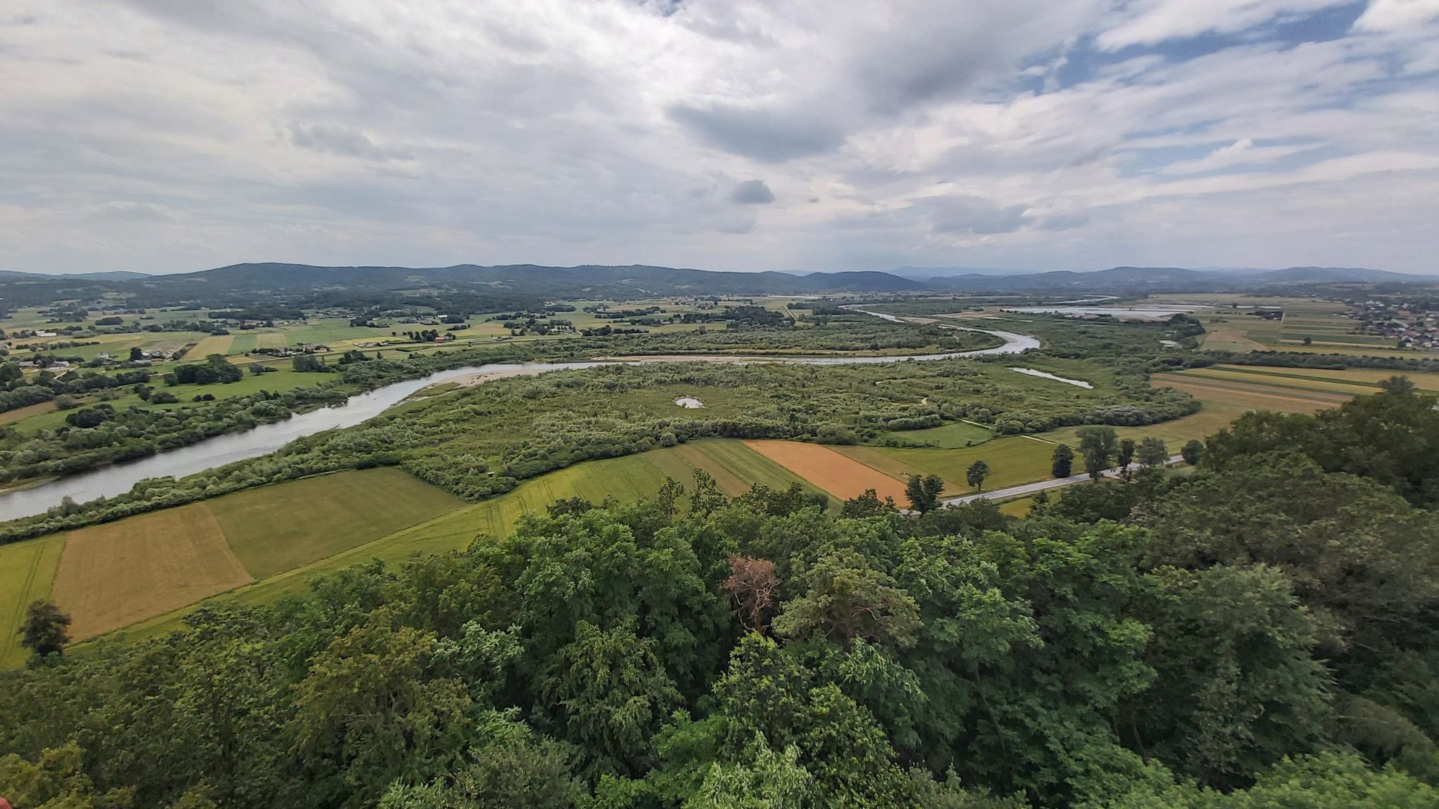 Widok z wieży Zamku w Melsztynie na Dunajec