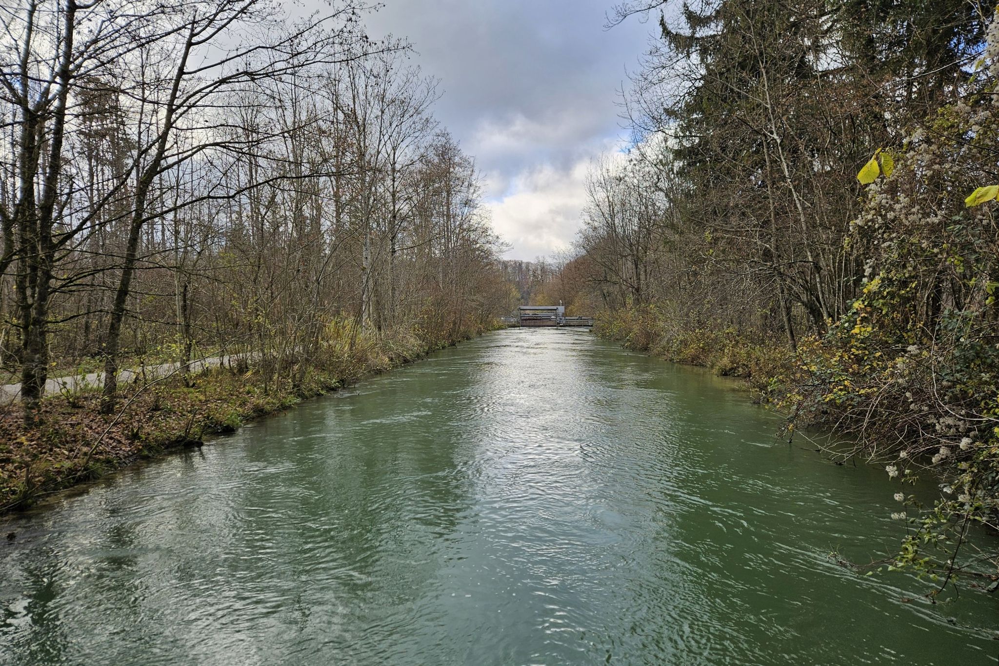 Fabrikkanal mit Kraftwerk