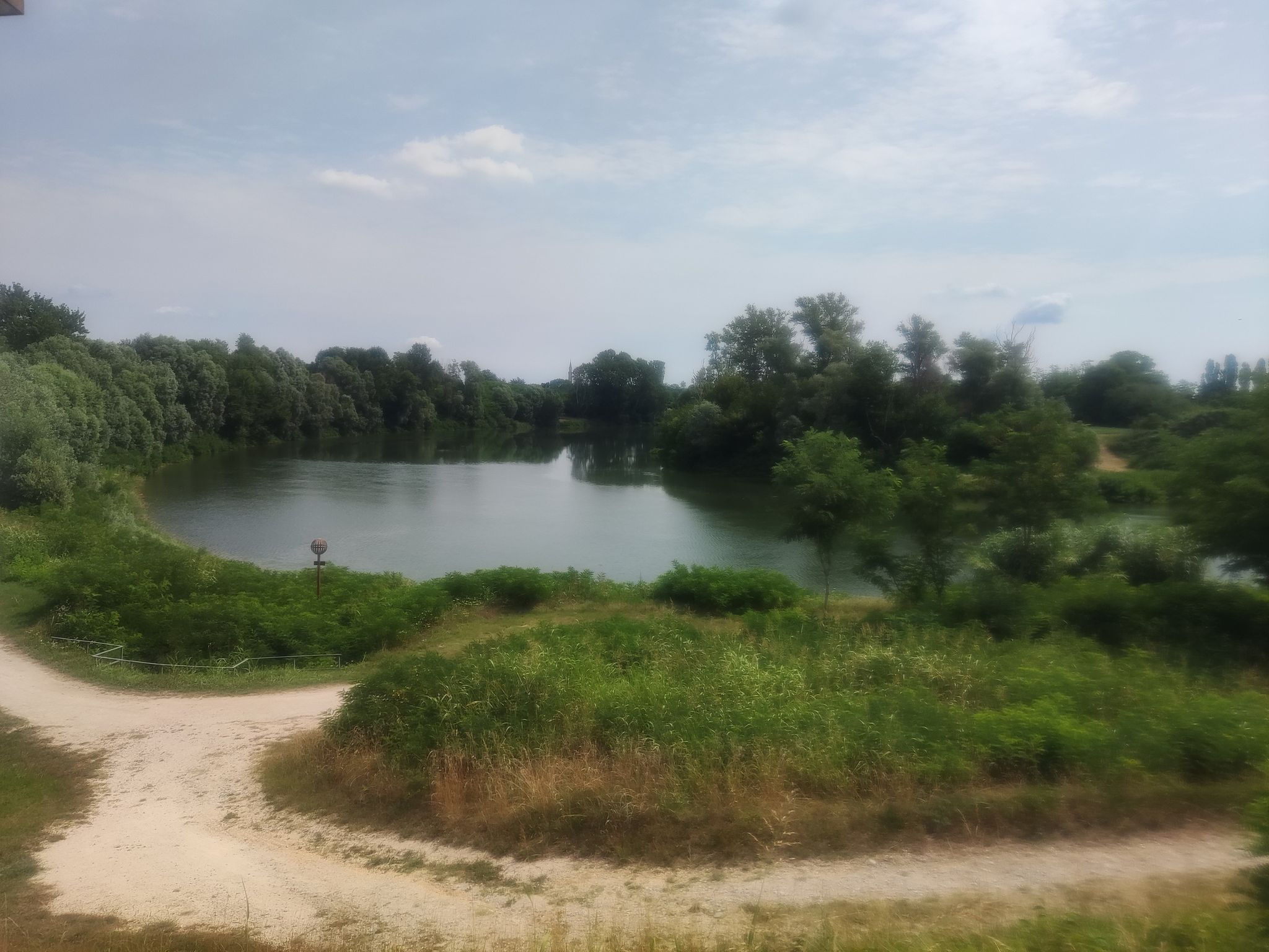 nach 11,8 km fast ausschließlich Nebenstraßen endlich wieder Wasser und Natur