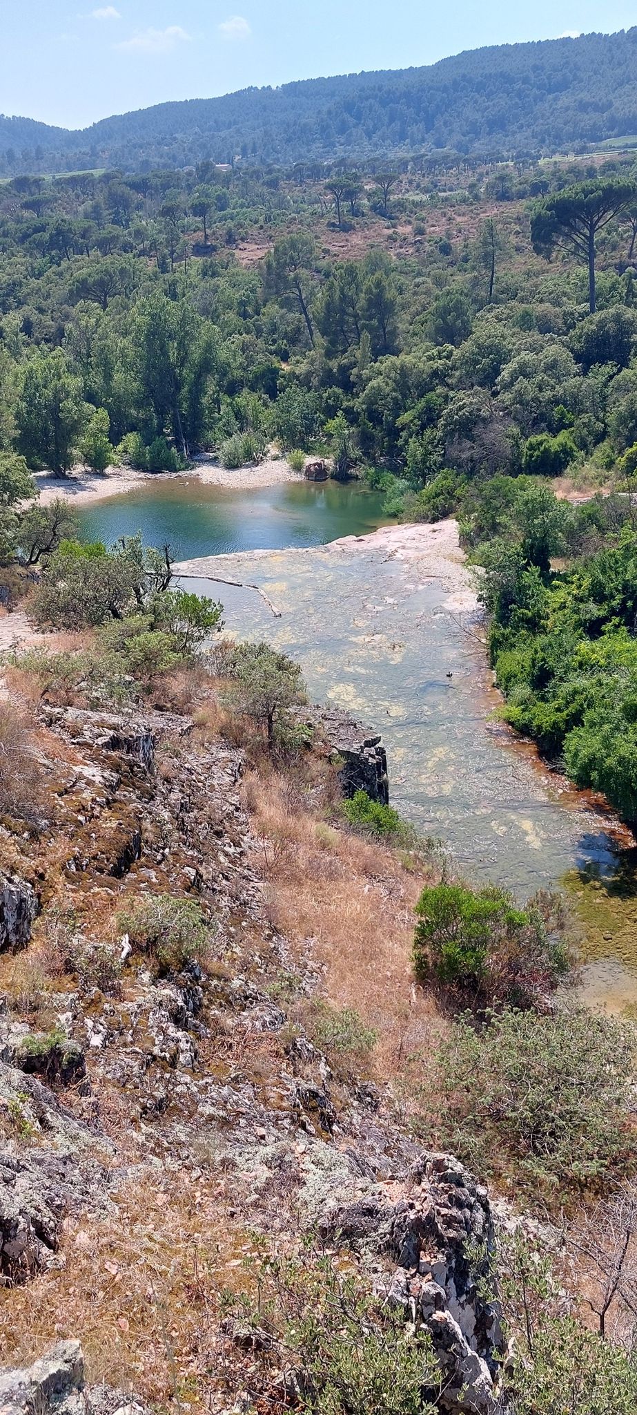Blick zum See mit kleinem Wasserfall