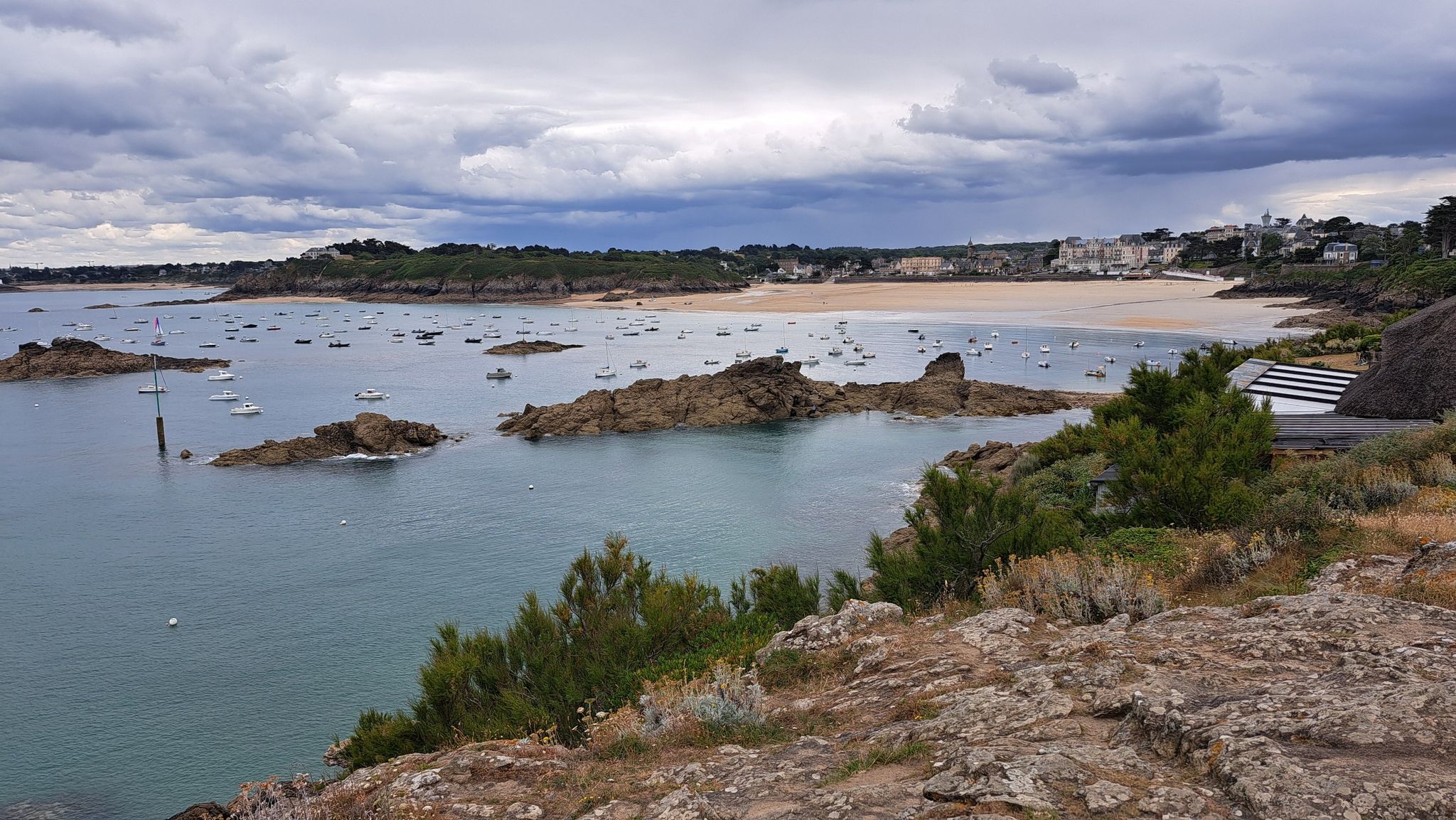 Blick auf die Grande Plage von Saint-Lunaire