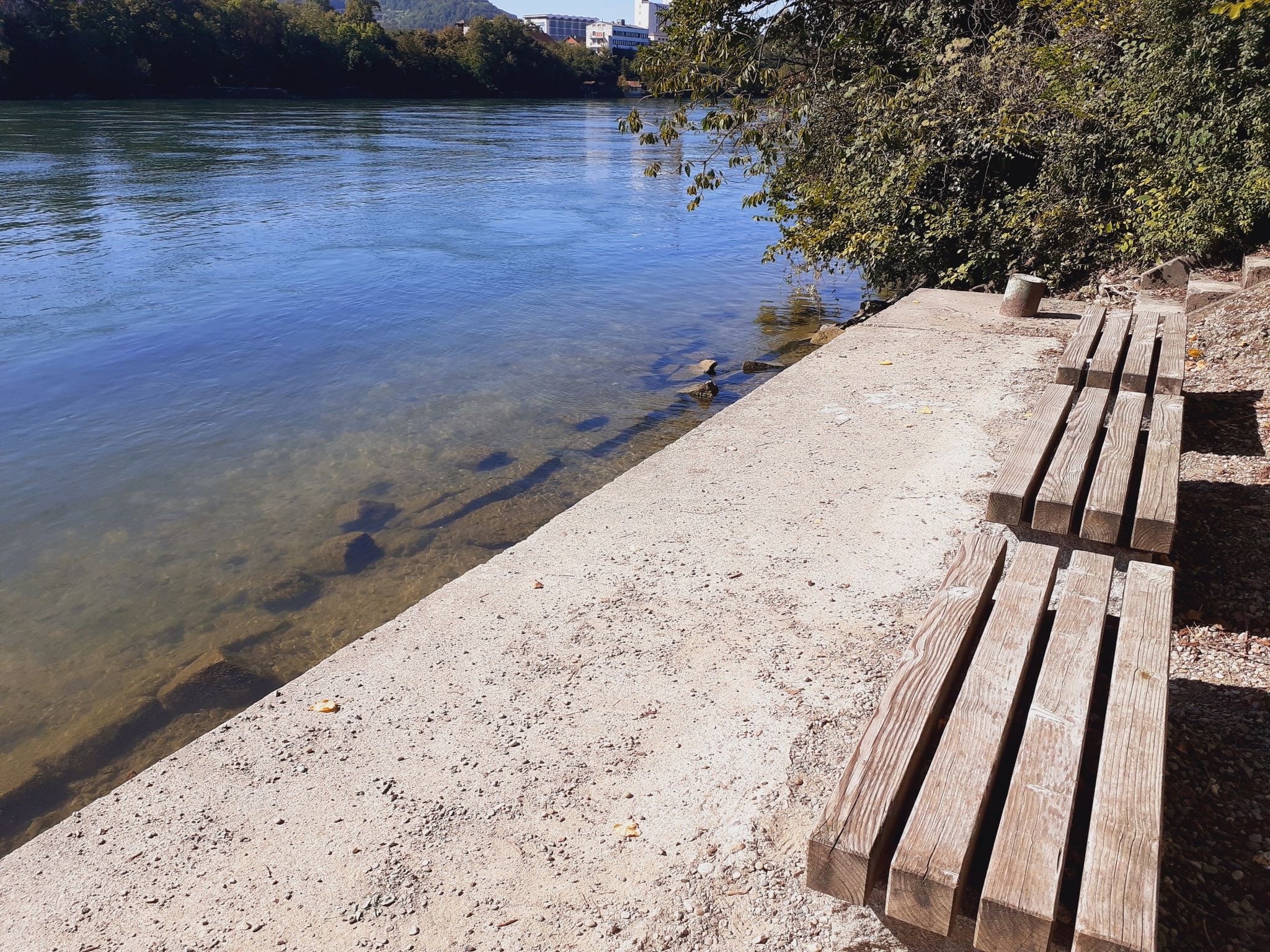 sonniger Platz am Rhein