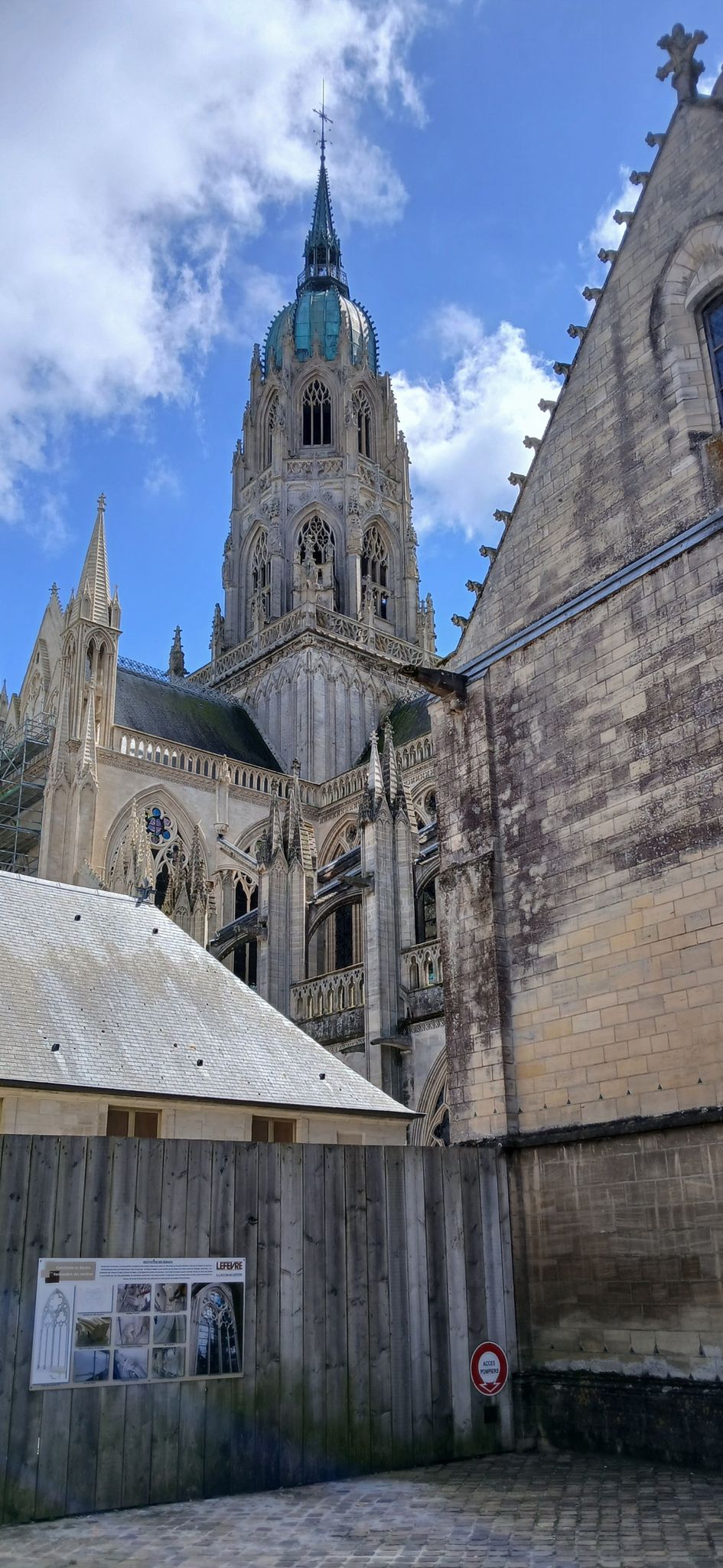 Vue sur l'imposante architecture !