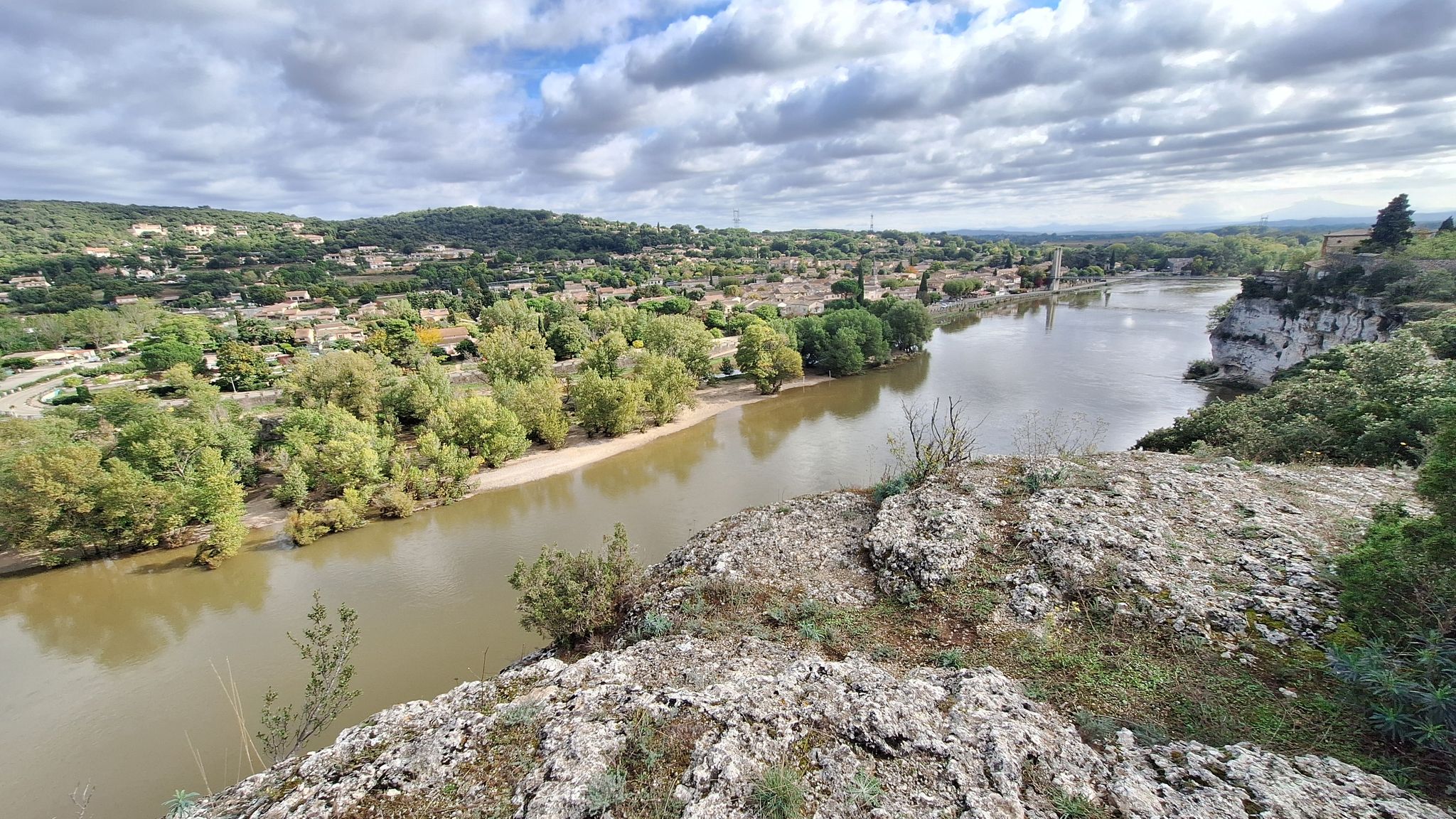 St-Martin-d'Ardèche vu depuis les falaises d’Aiguèze.