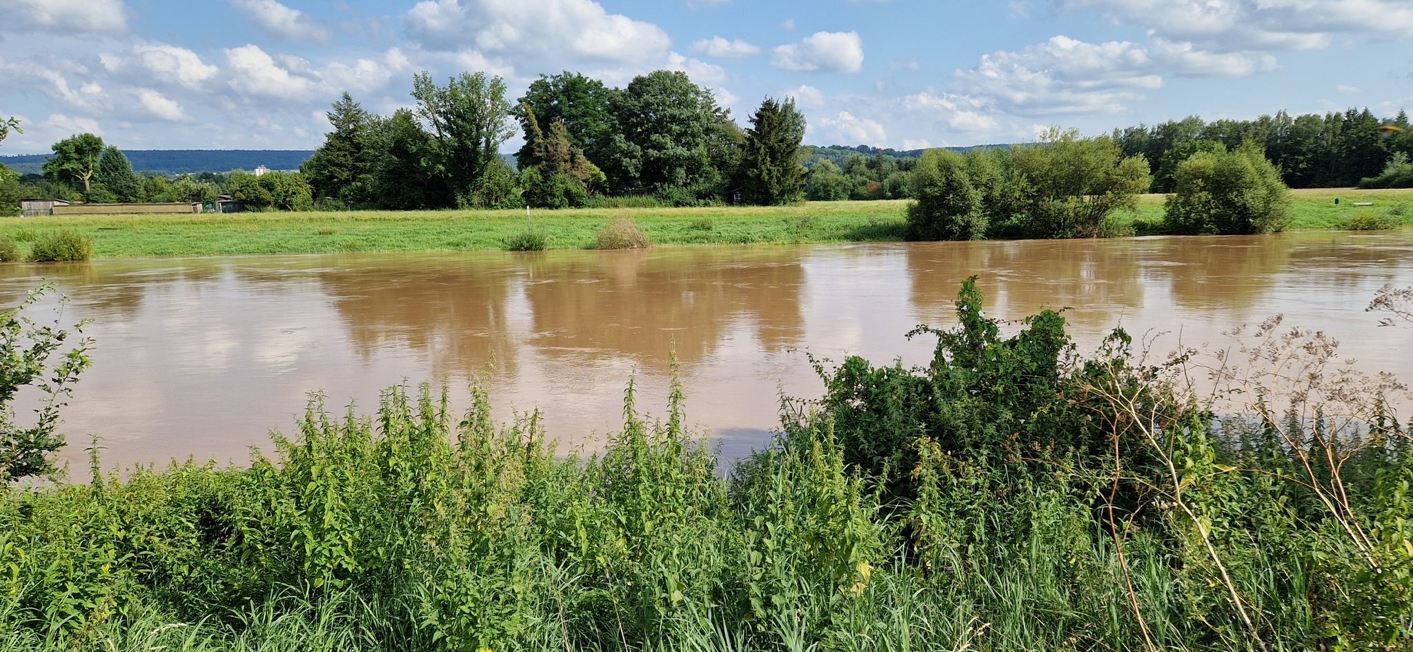 Gut voll, die Weser - nach den Regenfällen