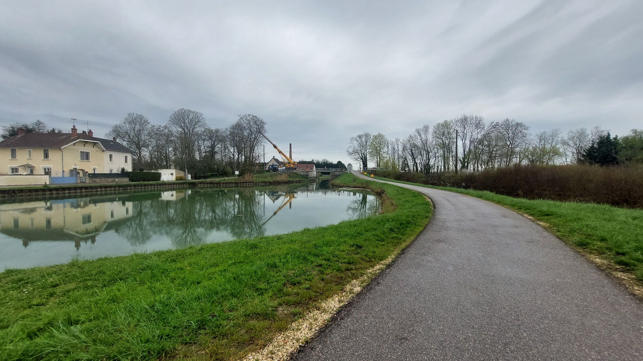 Über die Brücke geht der Weg.