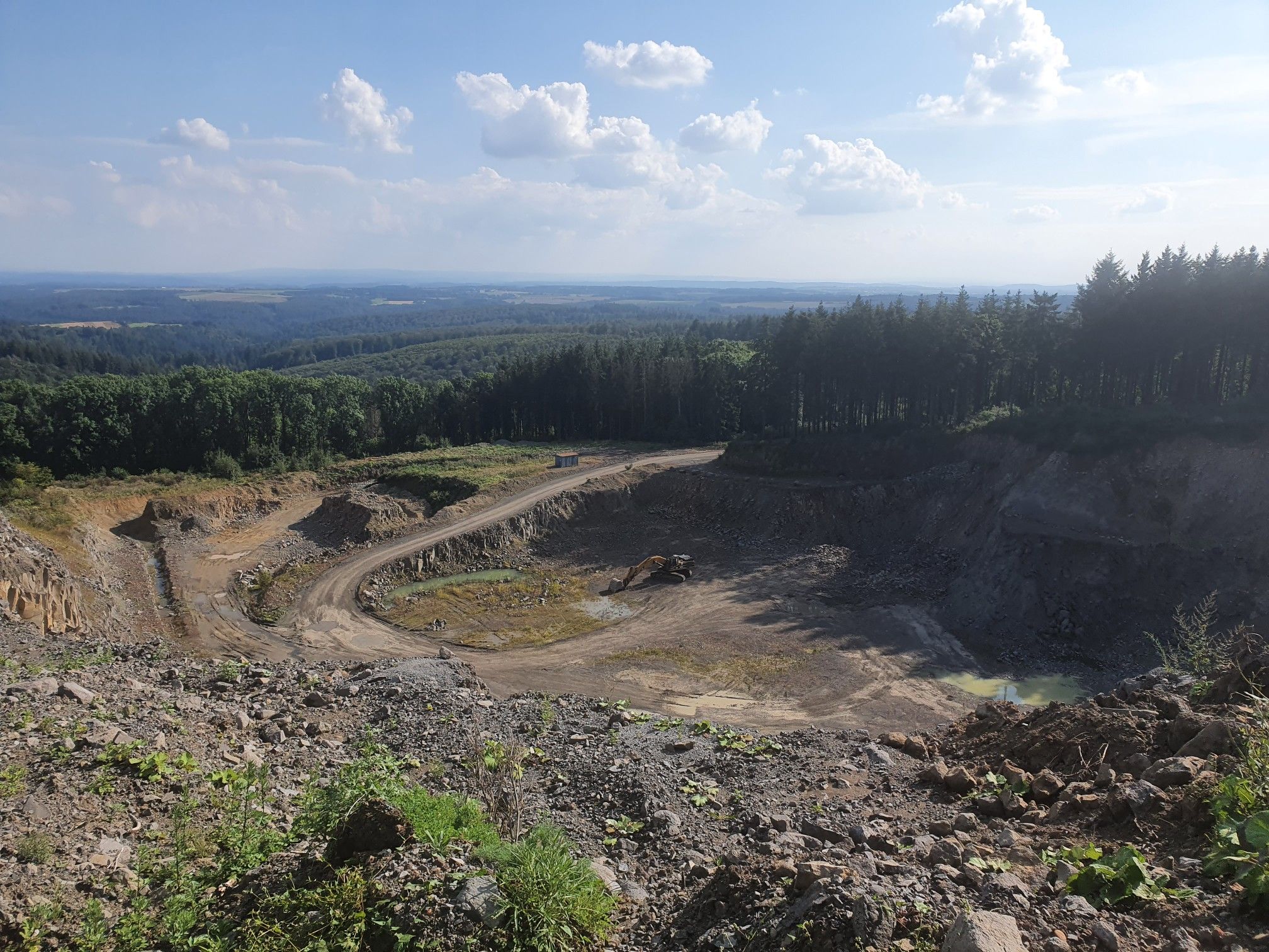 Steinbruch und Blick in den Hunsrück
