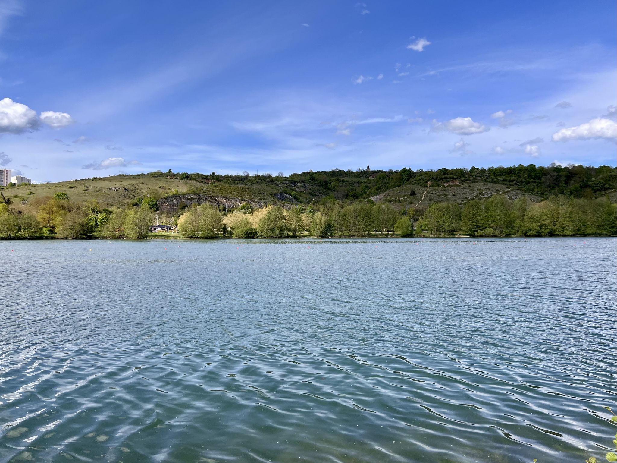 Blick über Lac Kir zu den Felsen und Talant
