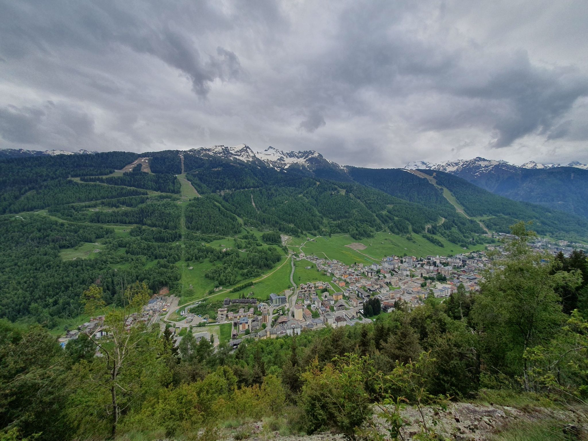 Blick auf das Bergstädtle Aprica mit seinen Skigebieten