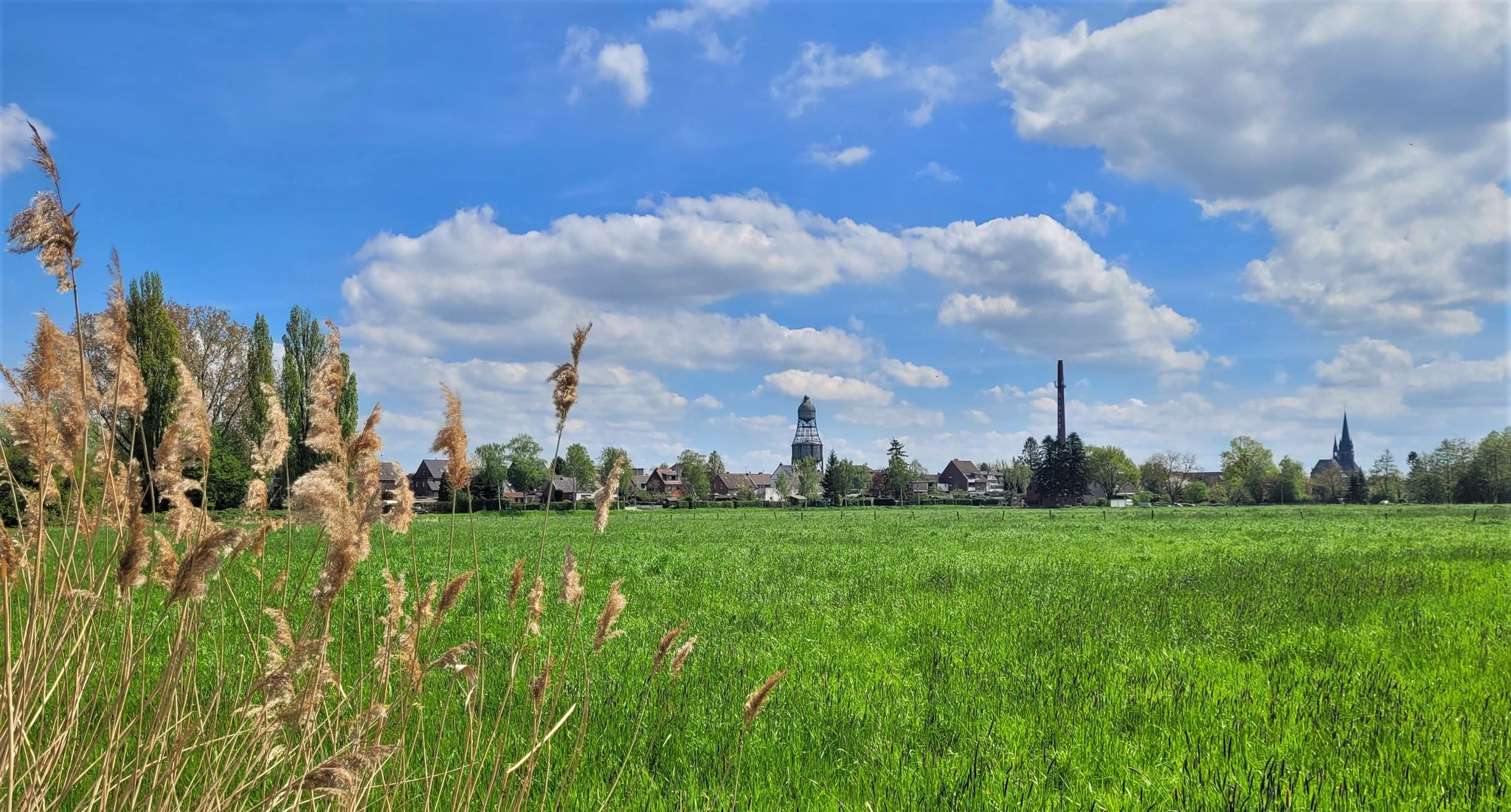 Blick auf Oedt und den alten 45 m hohen Wasserturm
